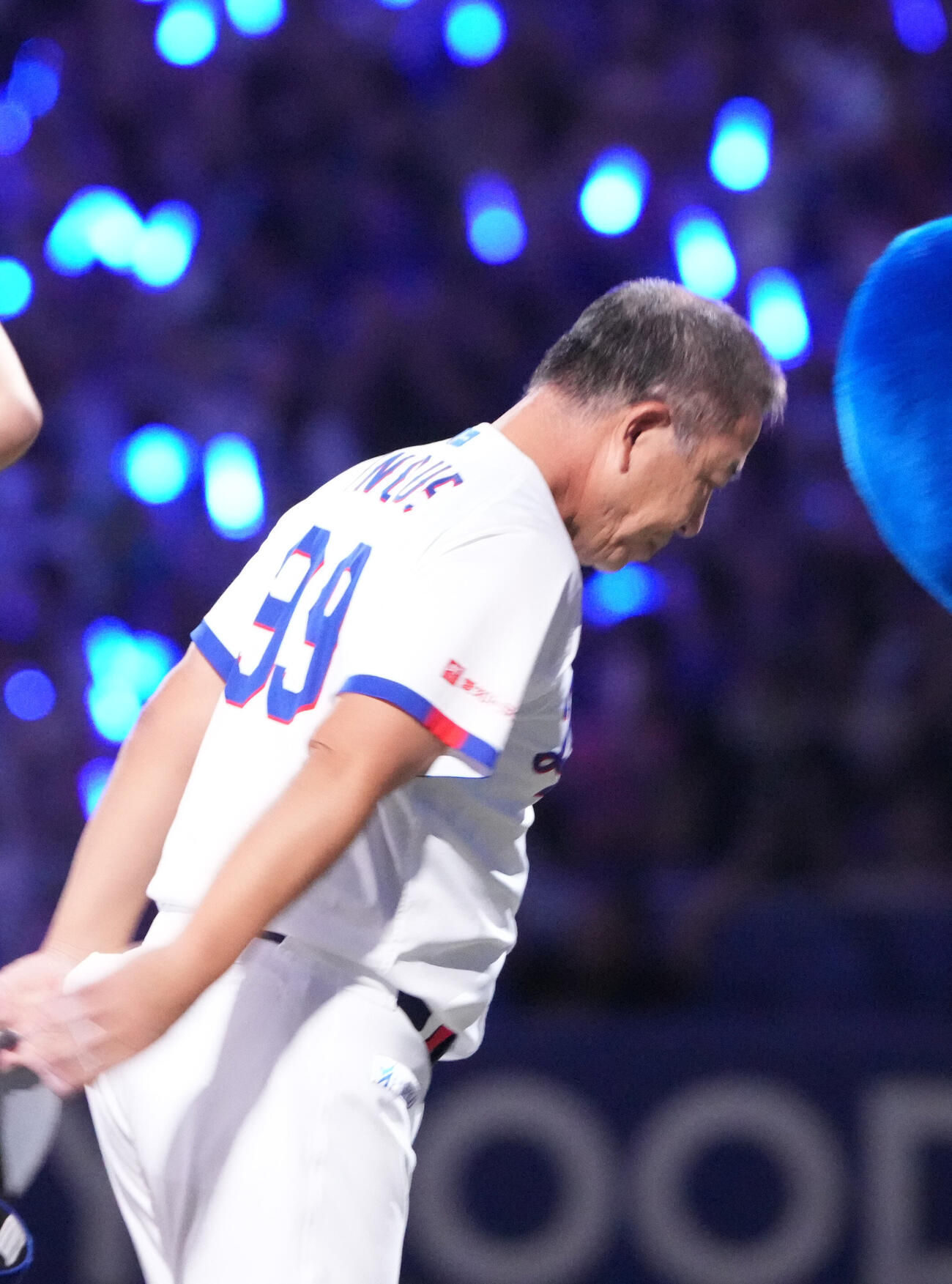 中日対ヤクルト　試合終了、スタンドの観客に一礼する井上一樹監督（撮影・森本幸一）