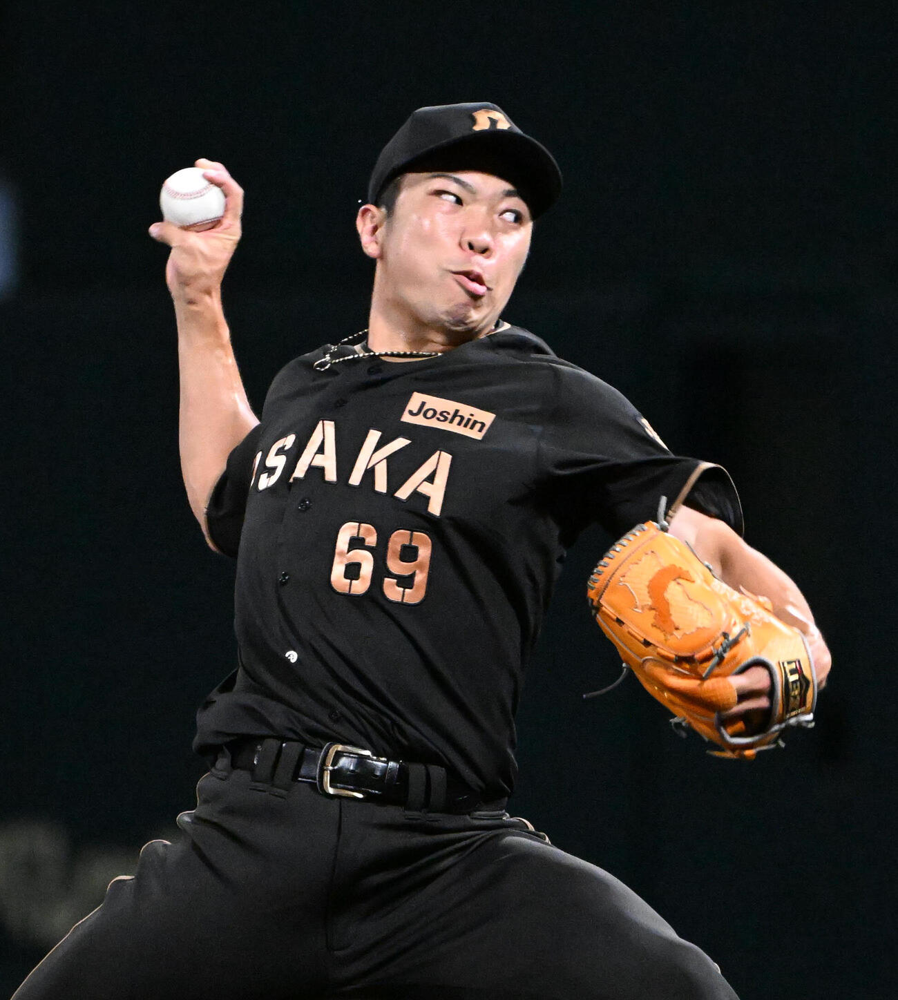 阪神対ソフトバンク　4回表から登板する阪神石井大智（撮影・石井愛子）