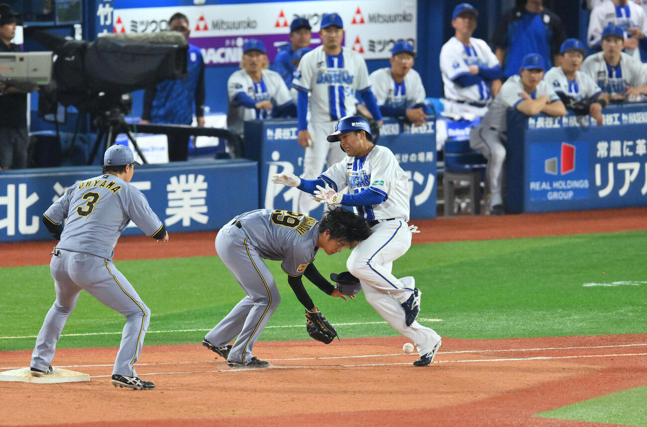 DeNA対阪神　4回裏DeNA2死満塁、勝又温史（右）と交錯する高橋遥人（中央）（撮影・滝沢徹郎）
