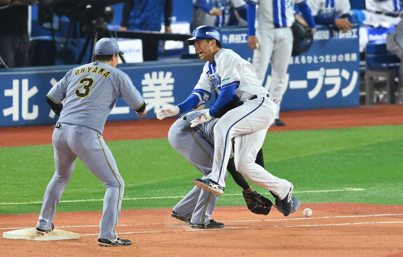 DeNA対阪神　4回裏DeNA2死満塁、勝又温史（右）と交錯する高橋遥人（中央）（撮影・滝沢徹郎）