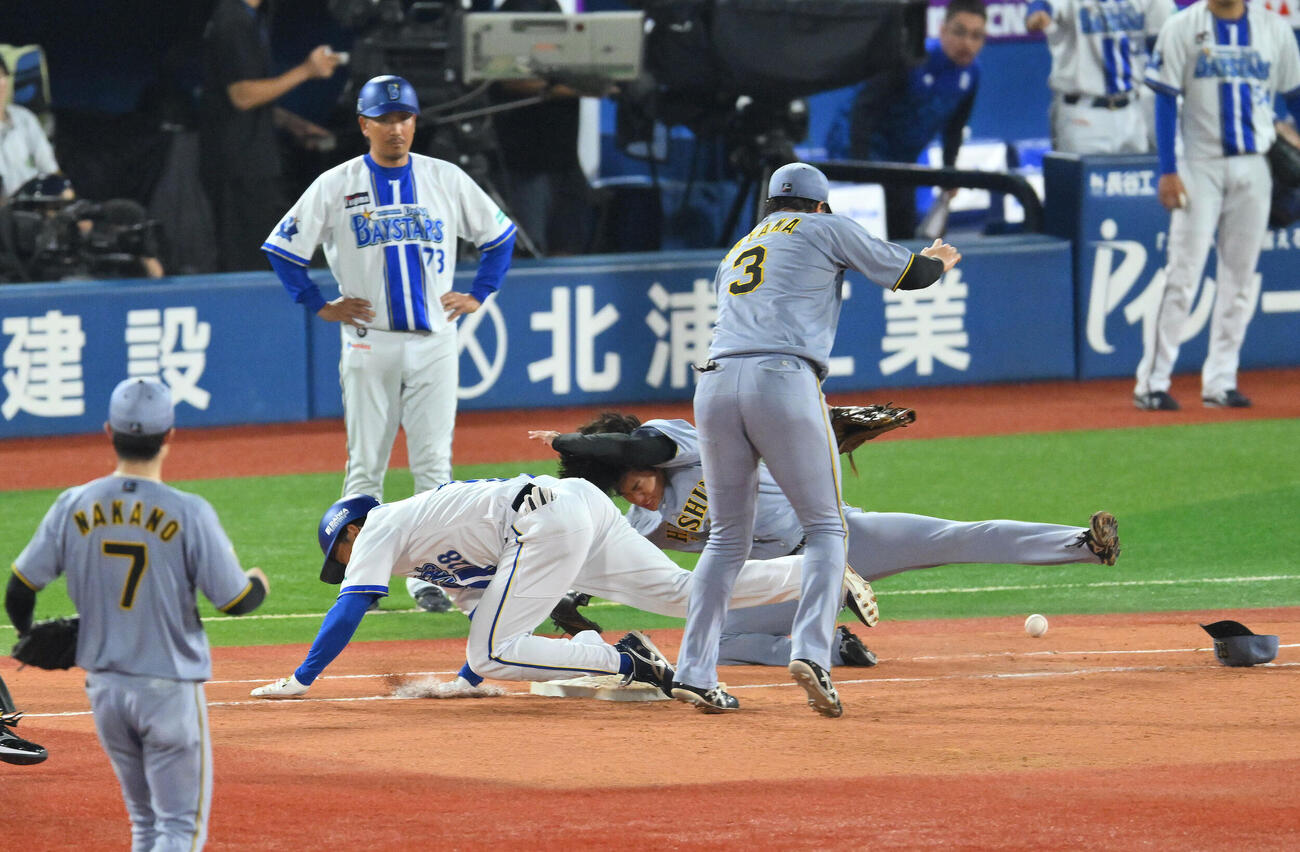 DeNA対阪神　4回裏DeNA2死満塁、勝又温史（中左）と交錯する高橋遥人（中右）（撮影・滝沢徹郎）