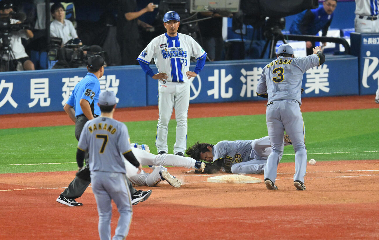 DeNA対阪神　4回裏DeNA2死満塁、勝又温史（中左）と交錯する高橋遥人（中右）（撮影・滝沢徹郎）