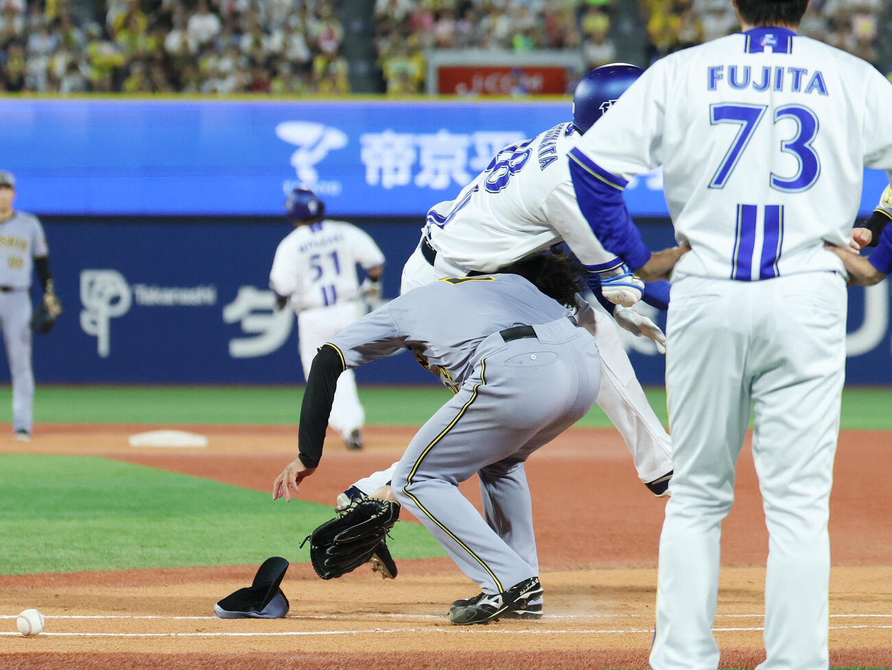 DeNA対阪神　4回裏DeNA2死満塁、勝又温史（後方）と衝突する高橋遥人（撮影・宮地輝）