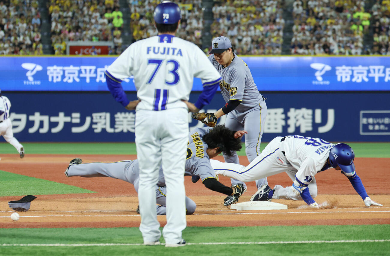 DeNA対阪神　4回裏DeNA2死満塁、勝又温史（右）と衝突した高橋遥人（撮影・宮地輝）