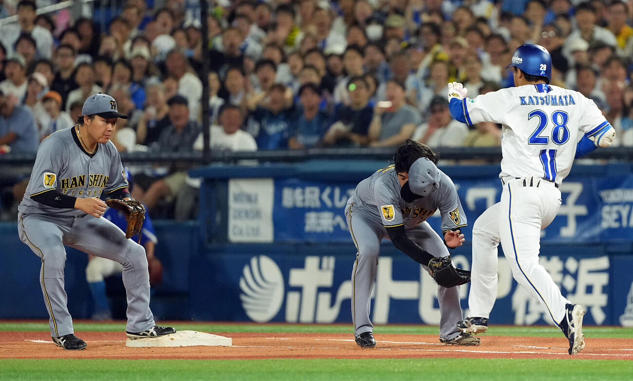DeNA対阪神　4回裏DeNA2死満塁、勝又温史の打球をファンブルした高橋遥人は、接触し倒れ込む（撮影・たえ見朱実）