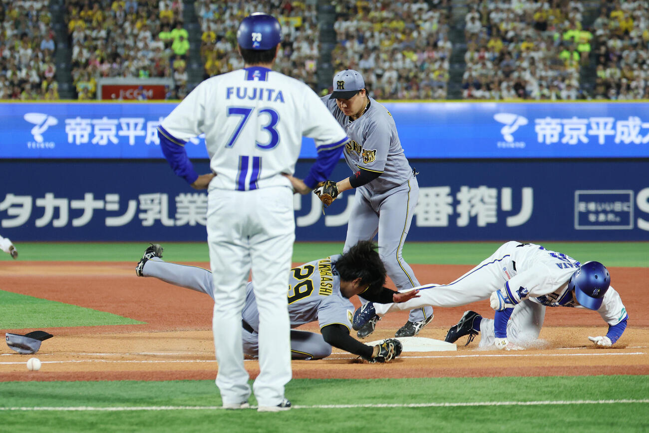 DeNA対阪神　4回裏DeNA2死満塁、勝又温史（右）と衝突した高橋遥人（撮影・宮地輝）