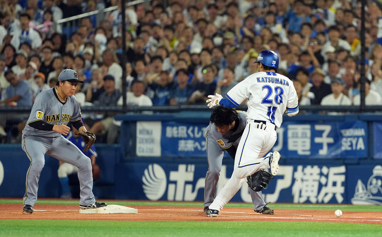 DeNA対阪神　4回裏DeNA2死満塁、勝又温史の打球をファンブルした高橋遥人は、接触し倒れ込む（撮影・たえ見朱実）