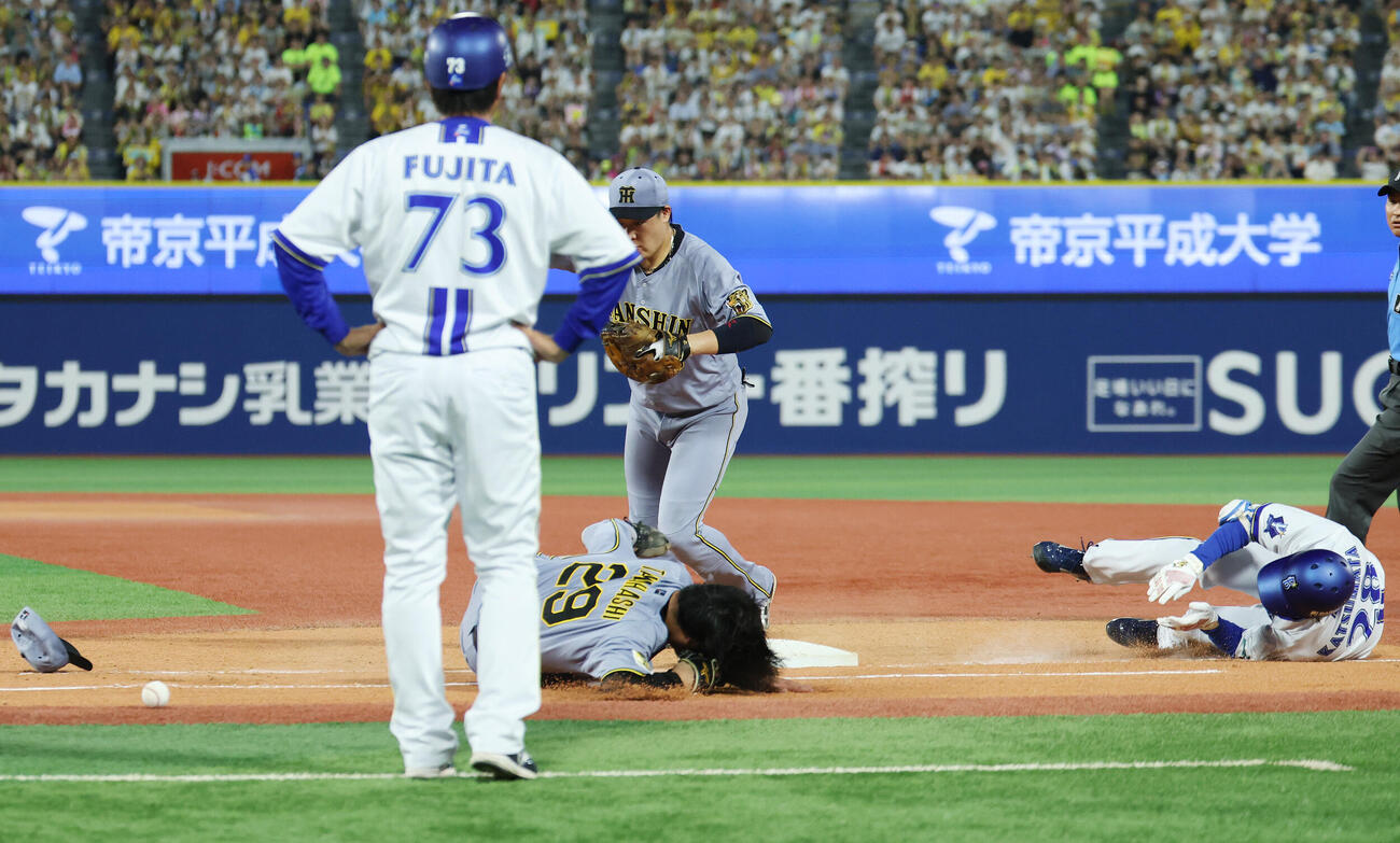 DeNA対阪神　4回裏DeNA2死満塁、勝又温史（右）と衝突した高橋遥人（撮影・宮地輝）