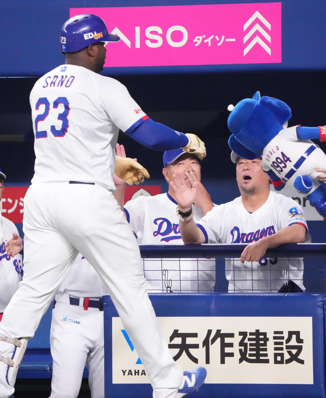 中日対ヤクルト　4回裏中日無死一塁、井上一樹監督（中央）は2点本塁打を放ったミゲル・サノーを迎える（撮影・森本幸一）