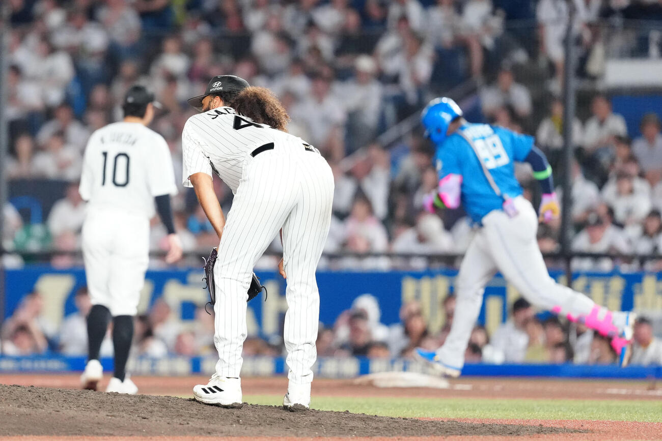 ロッテ対日本ハム　6回表日本ハム2死一塁、フランミル・レイエス（後方右）に2点本塁打を浴びるアンドレ・ジャクソン（撮影・江口和貴）