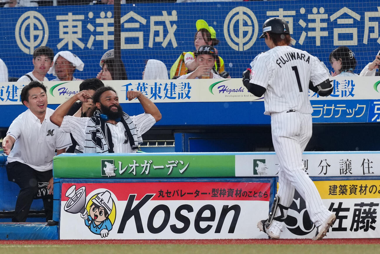 ロッテ対日本ハム　1回裏ロッテ無死、先頭打者本塁打を放った藤原恭大（右）をガッツポーズで迎えるアンドレ・ジャクソン（撮影・江口和貴）
