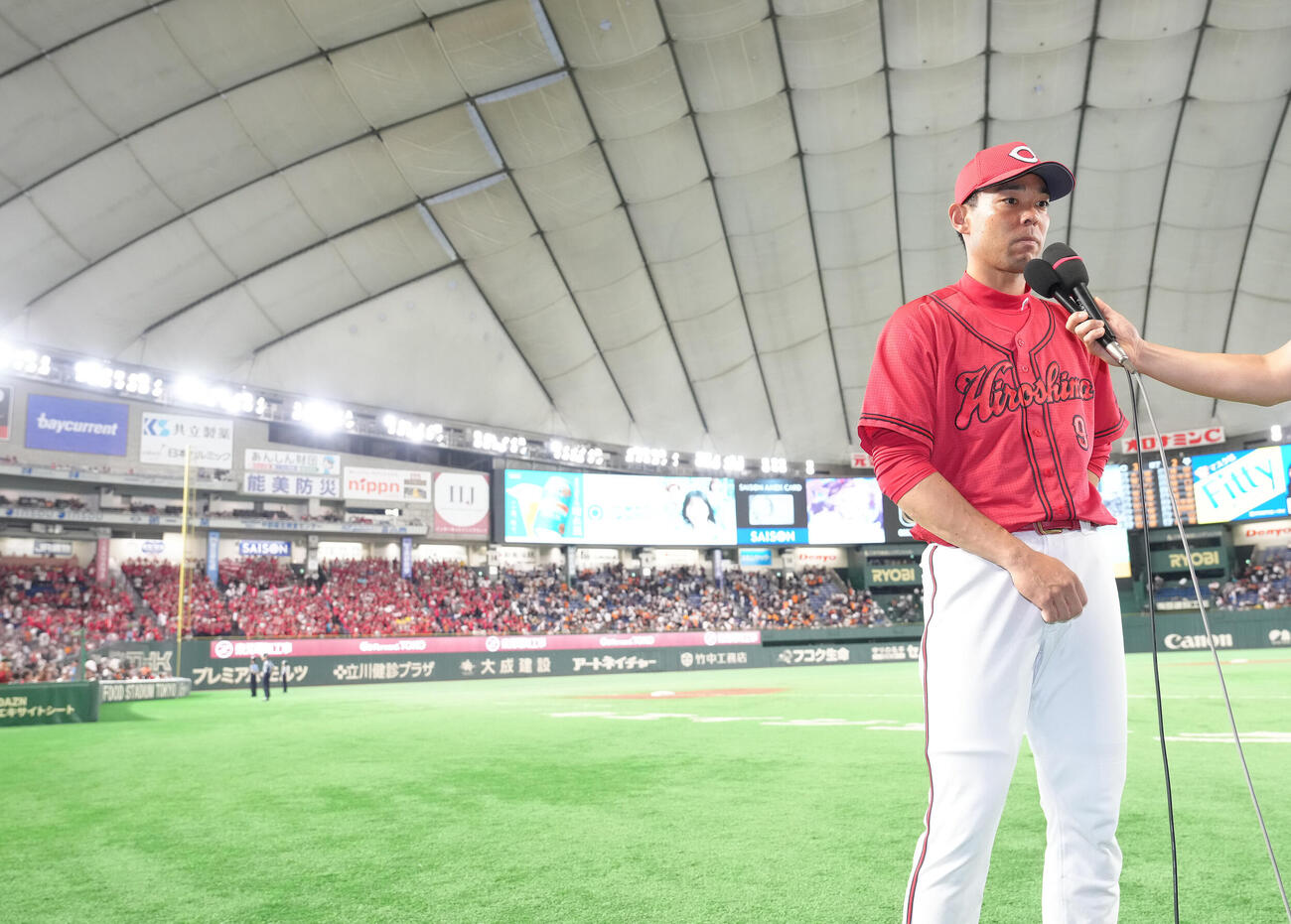 巨人対広島　ヒーローインタビューに臨む広島秋山翔吾（撮影・足立雅史）