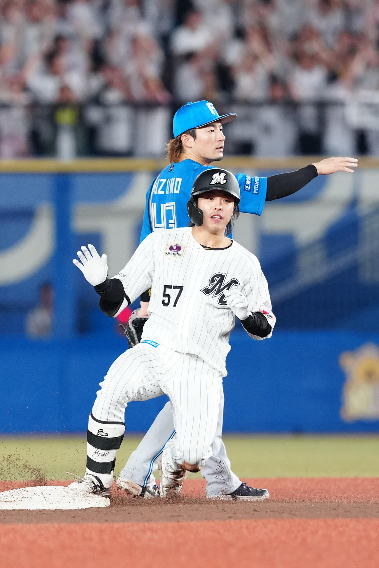 ロッテ対日本ハム　6回裏ロッテ2死一、二塁、適時二塁打を放った小川龍成（撮影・江口和貴）