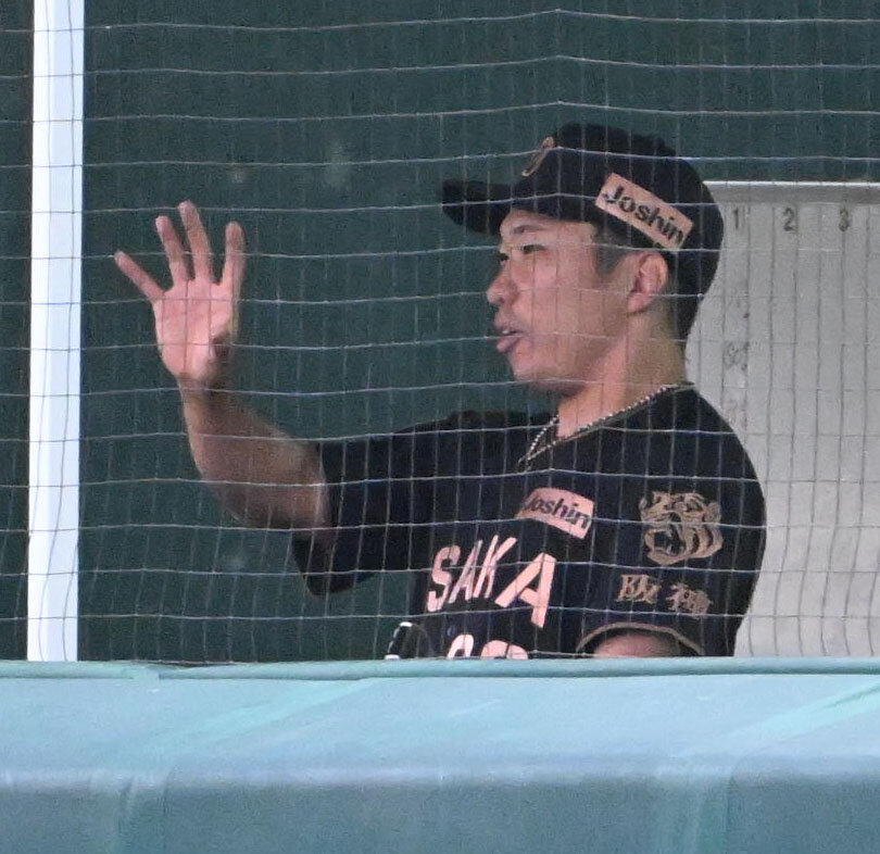 阪神対ソフトバンク　ソフトバンク戦を見守る阪神石井大智（撮影・石井愛子）