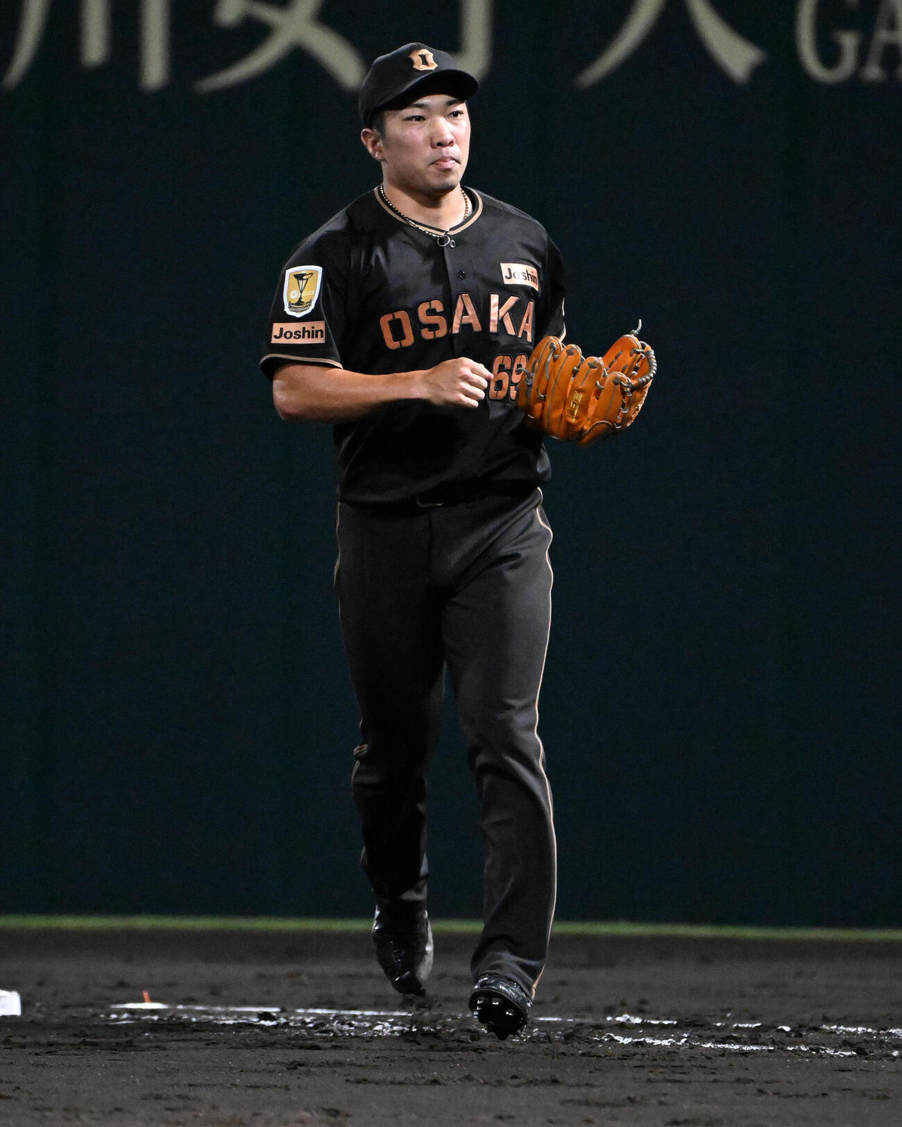 阪神対ソフトバンク　4回表から登板する阪神石井大智（撮影・石井愛子）