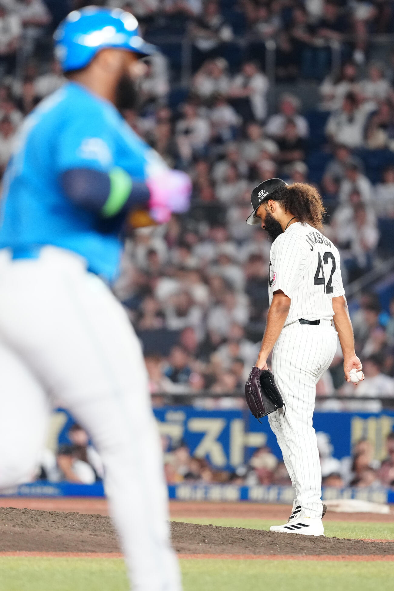 ロッテ対日本ハム　6回表日本ハム2死一塁、フランミル・レイエス（手前）に2点本塁打を浴びるアンドレ・ジャクソン（撮影・江口和貴）