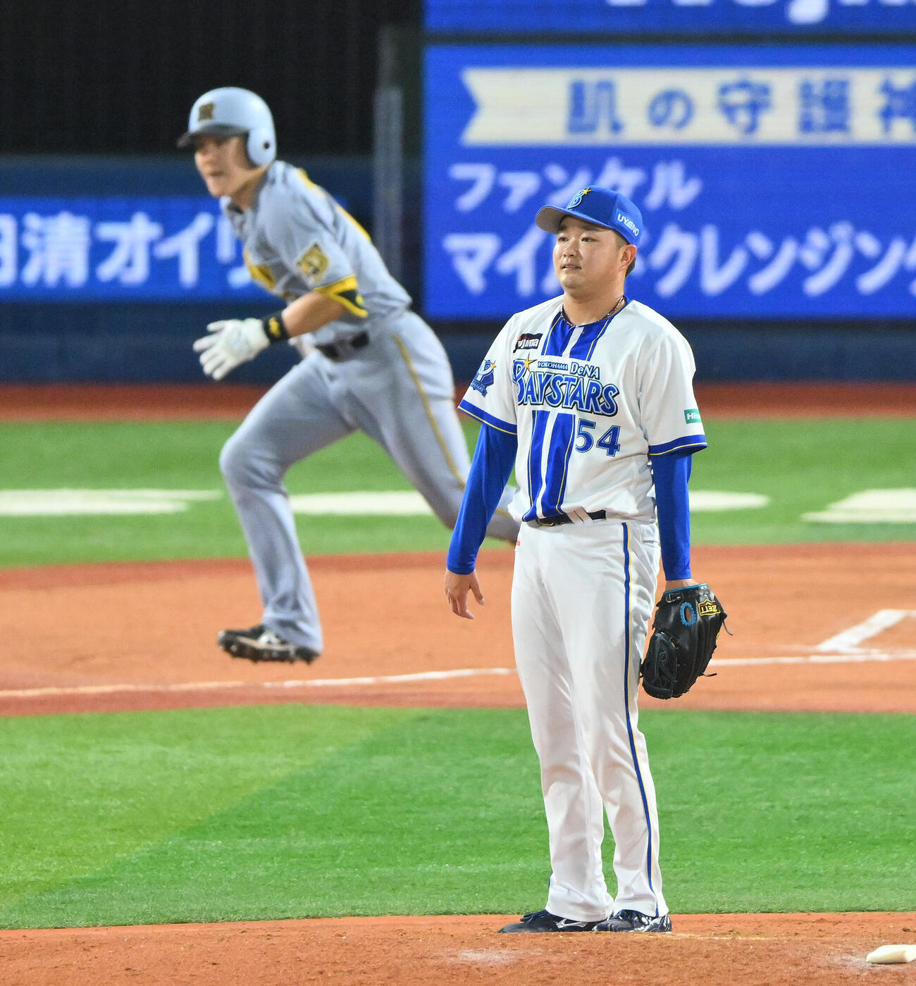 DeNA対阪神　6回表阪神2死三塁、伏見寅威（後方）に適時打を許す石田裕太郎（撮影・滝沢徹郎）