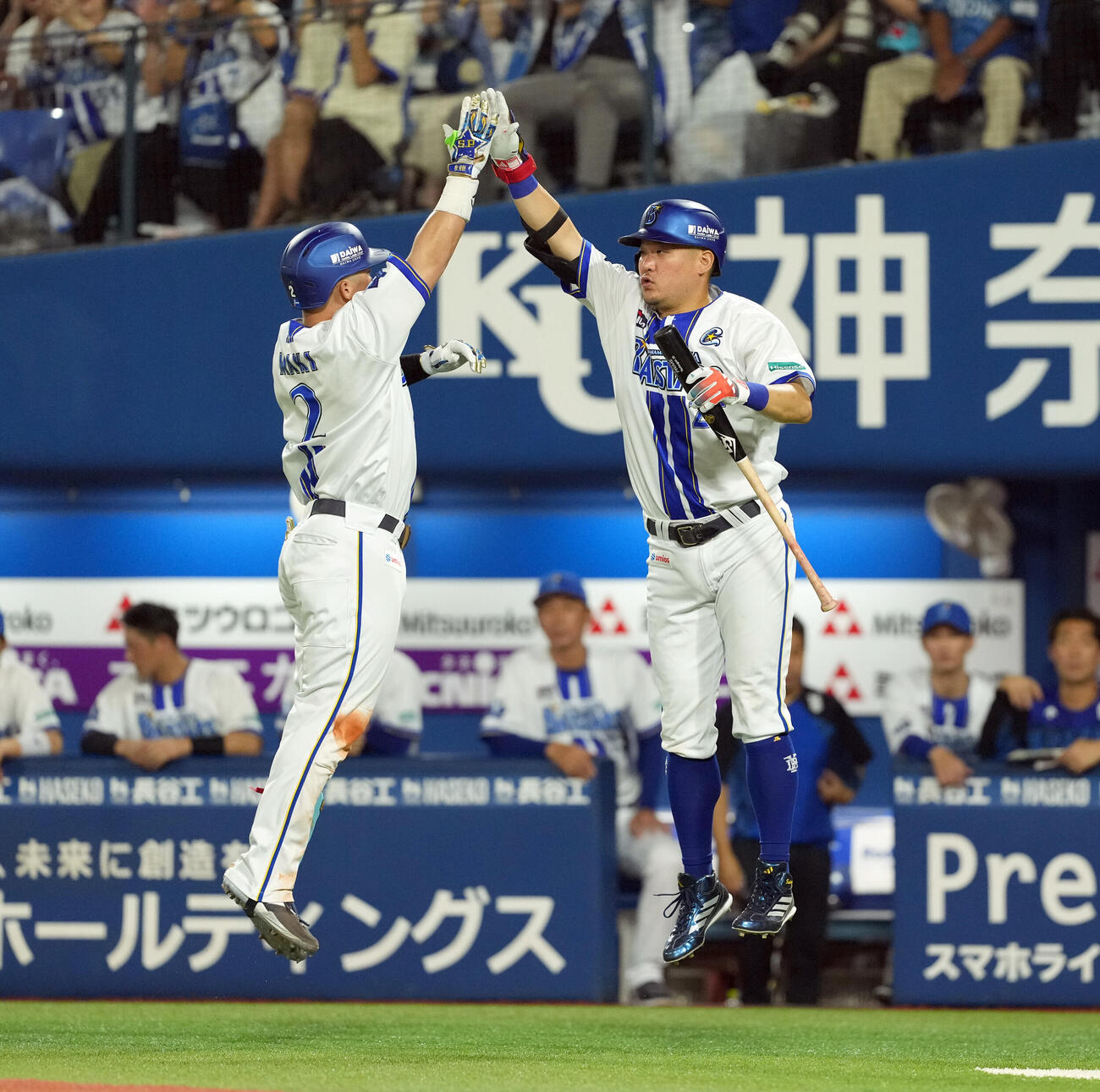 DeNA対阪神　7回裏DeNA1死、左越えにソロ本塁打を放った牧秀悟を迎える筒香嘉智（撮影・たえ見朱実）