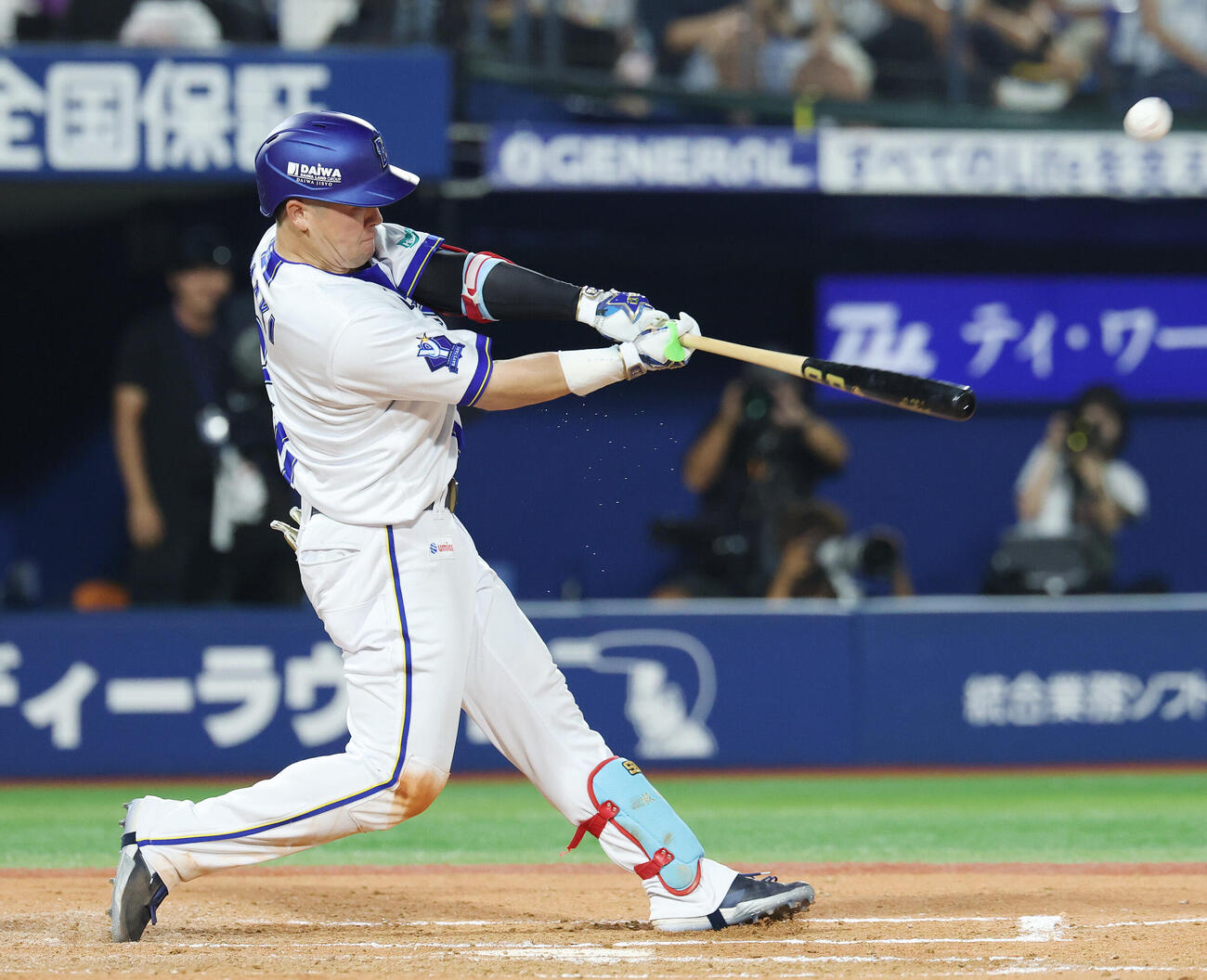 DeNA対阪神　7回裏DeNA1死、本塁打を放つ牧秀悟（撮影・宮地輝）