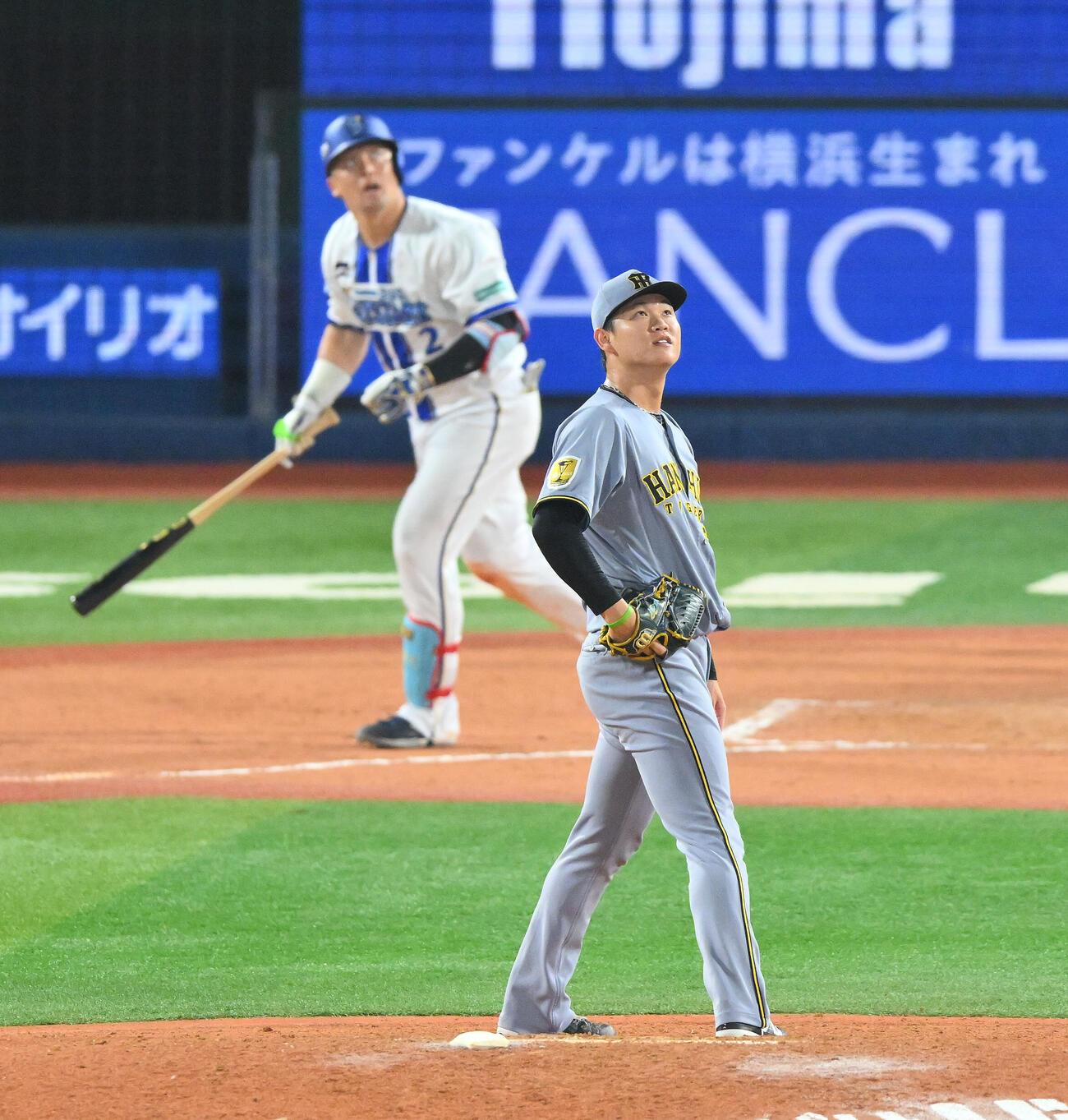 DeNA対阪神　7回裏DeNA1死、牧秀悟（後方）にソロ本塁打を浴びる及川雅貴（撮影・滝沢徹郎）