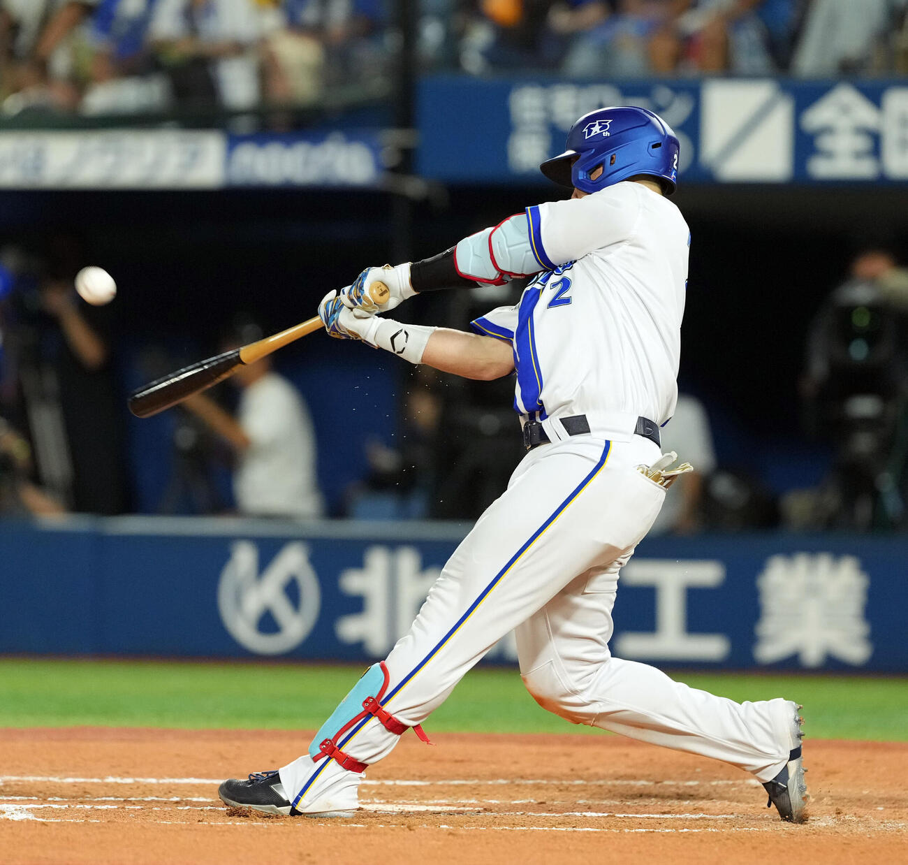 DeNA対阪神　7回裏DeNA1死、左越えにソロ本塁打を放つ牧秀悟（撮影・たえ見朱実）