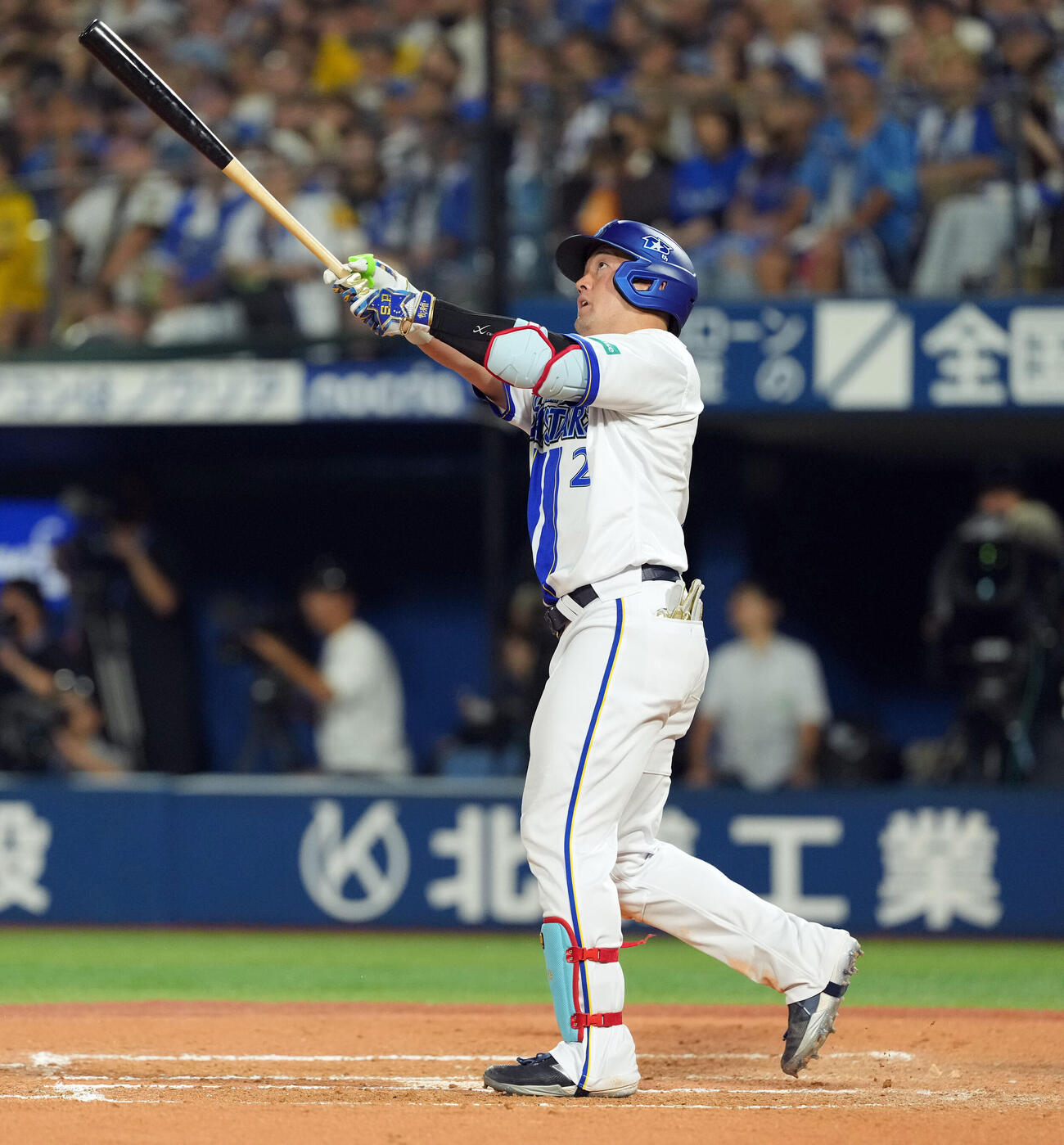DeNA対阪神　7回裏DeNA1死、左越えにソロ本塁打を放った牧秀悟（撮影・たえ見朱実）