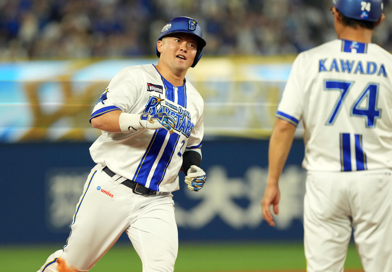 DeNA対阪神　7回裏DeNA1死、左越えにソロ本塁打を放った牧秀悟（撮影・たえ見朱実）