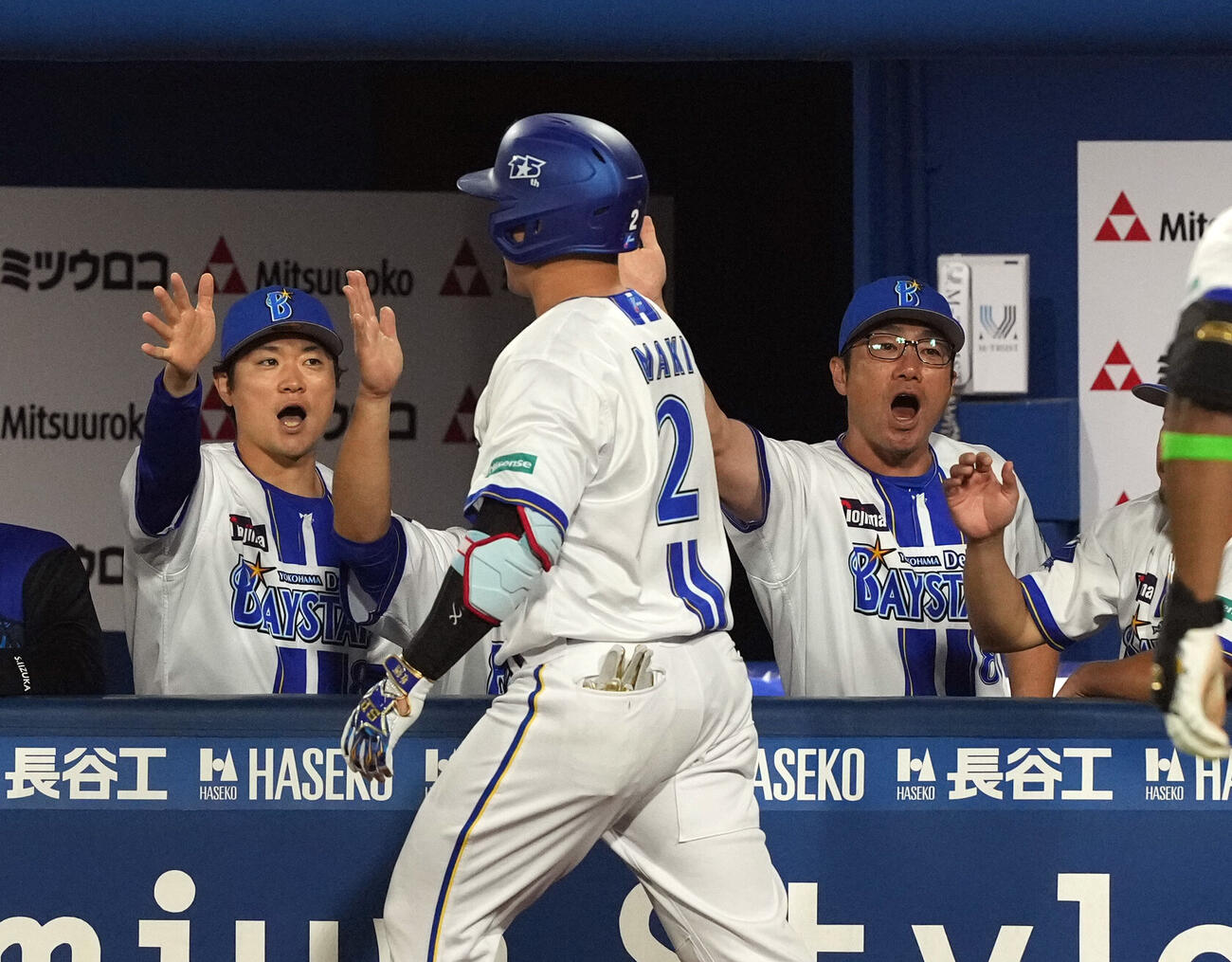 DeNA対阪神　7回裏DeNA1死、左越えにソロ本塁打を放った牧秀悟を迎える相川亮二監督（右）（撮影・たえ見朱実）