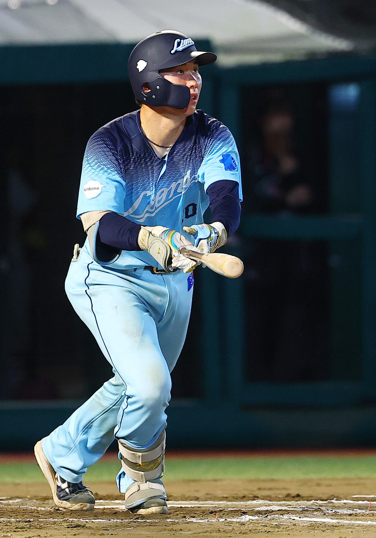 楽天対西武　11回表西武2死二塁、2点本塁打を放つ小島大河（撮影・野上伸悟）