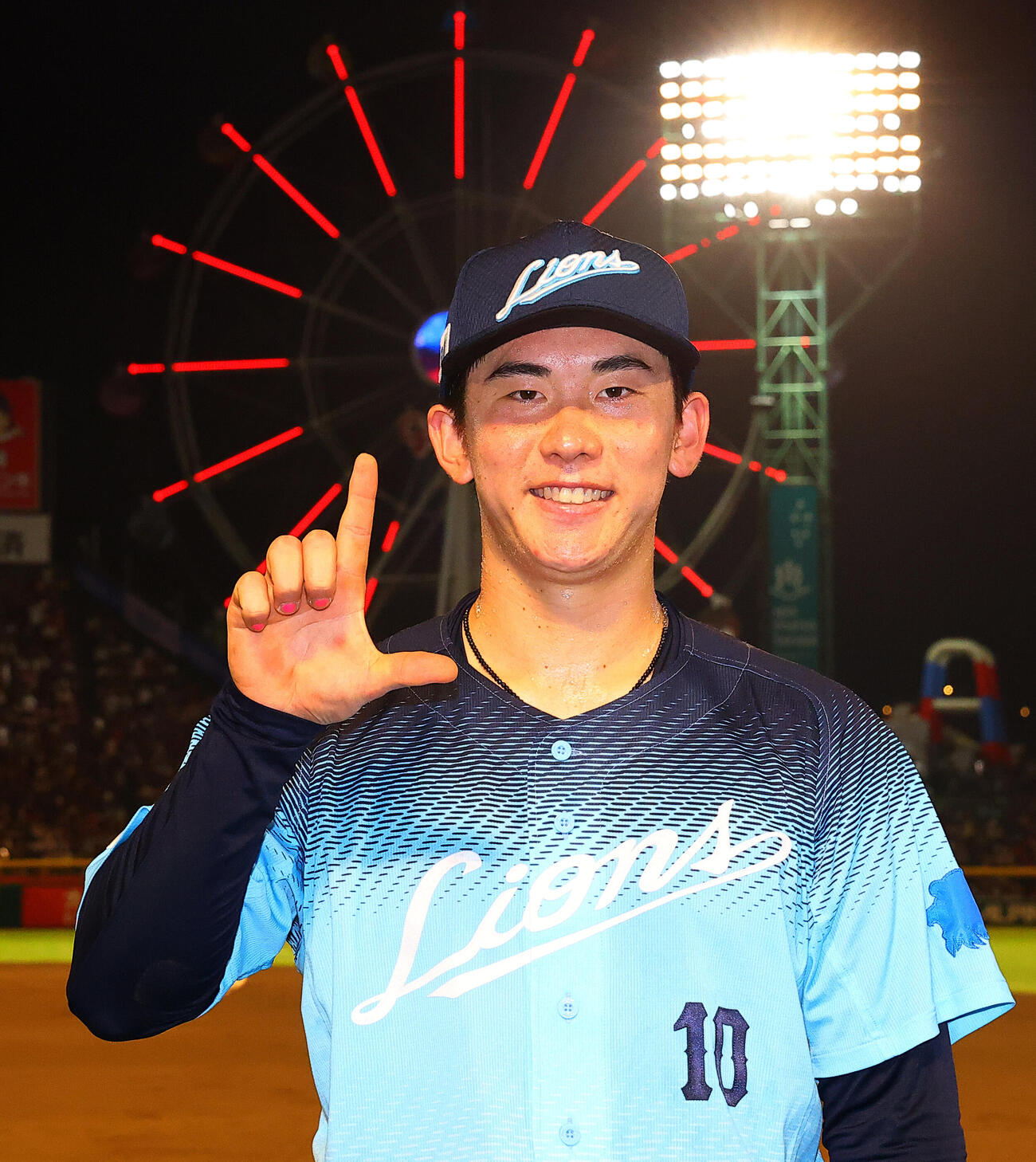 楽天対西武　決勝本塁打の西武小島大河は、Lポーズで喜ぶ（撮影・野上伸悟）