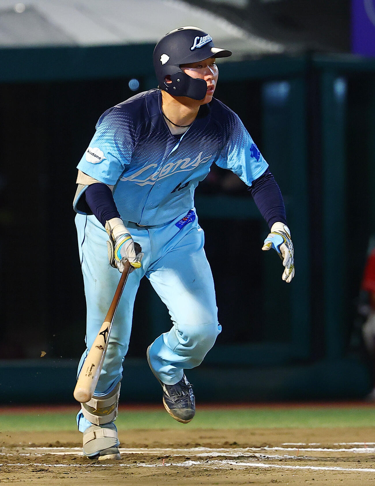 楽天対西武　11回表西武2死二塁、2点本塁打を放つ小島大河（撮影・野上伸悟）