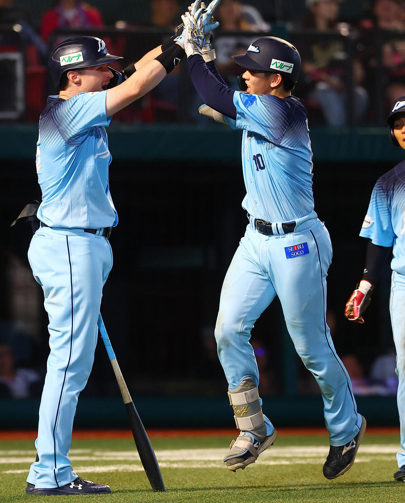 楽天対西武　11回表西武2死二塁、2点本塁打を放ち喜ぶ小島大河（撮影・野上伸悟）