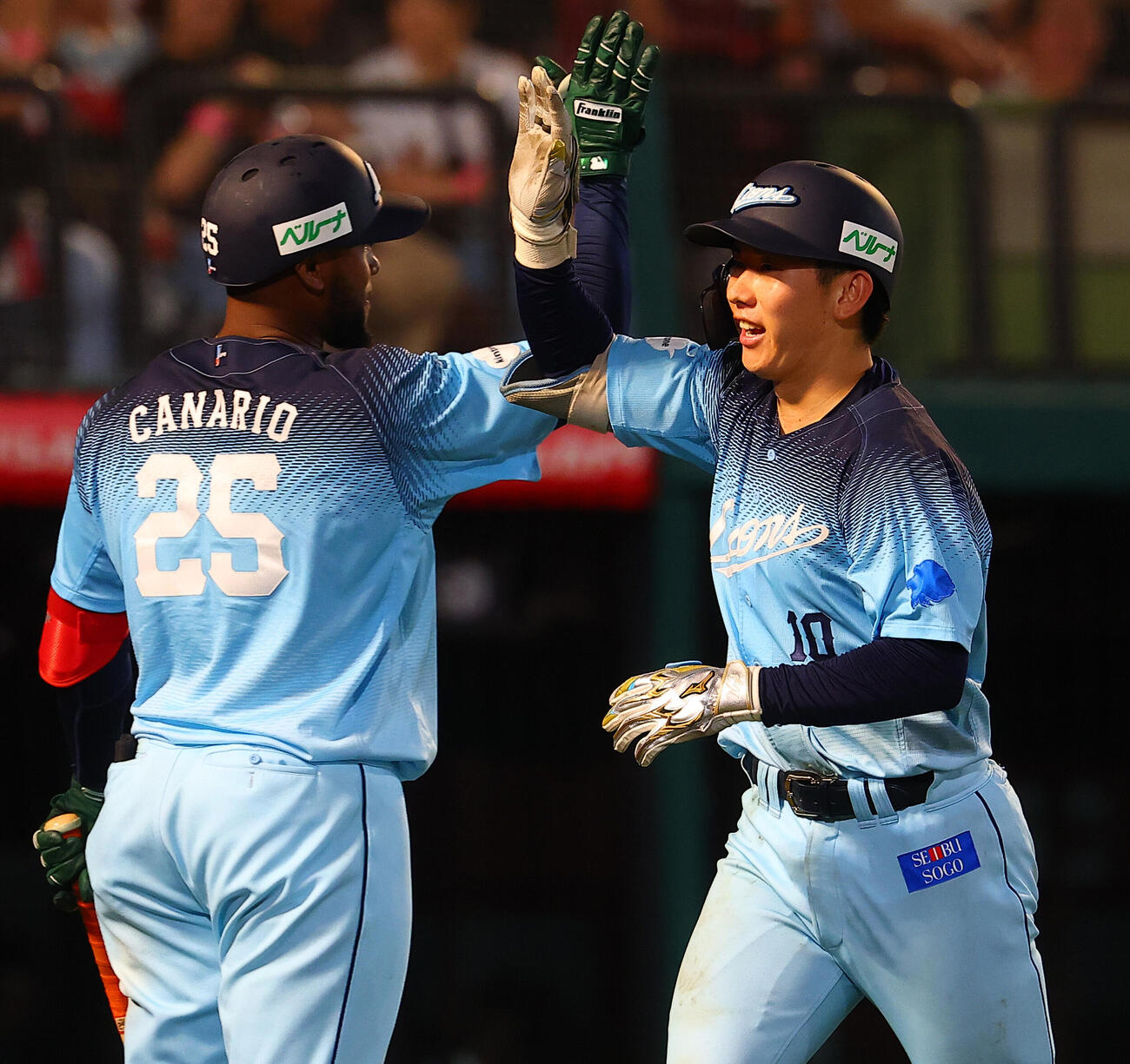 楽天対西武　11回表西武2死二塁、2点本塁打を放ち喜ぶ小島大河（撮影・野上伸悟）