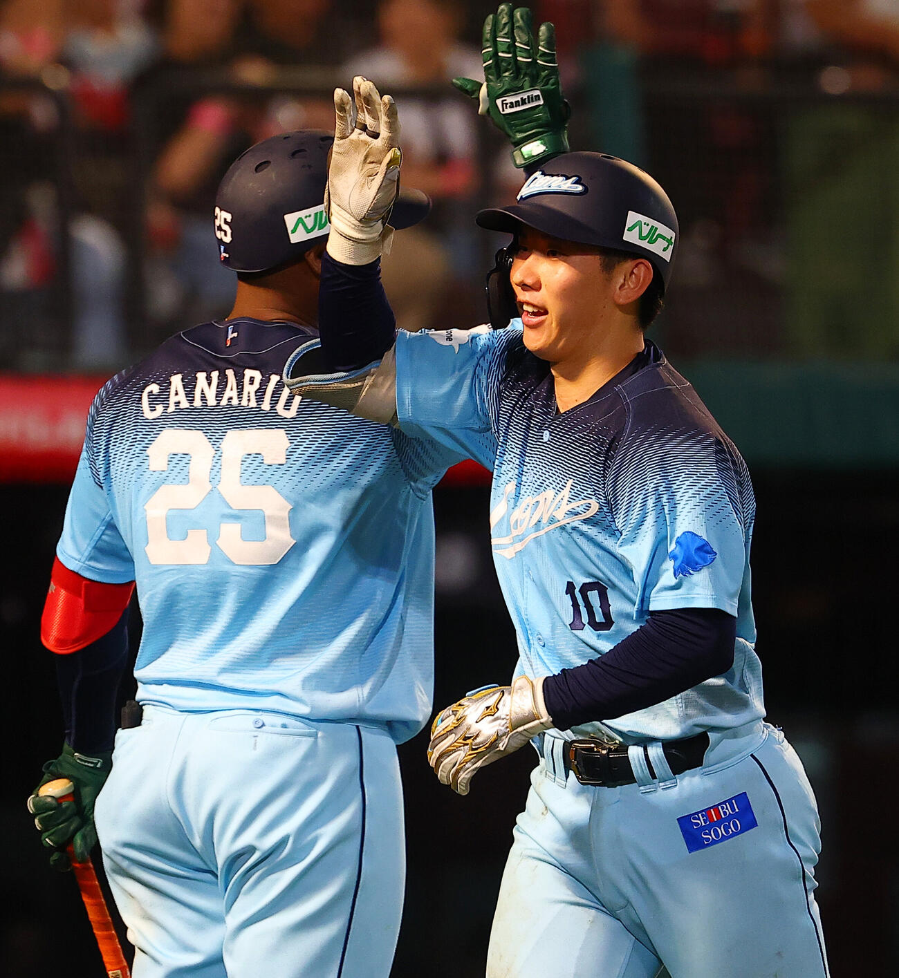 楽天対西武　11回表西武2死二塁、2点本塁打を放ち喜ぶ小島大河（撮影・野上伸悟）