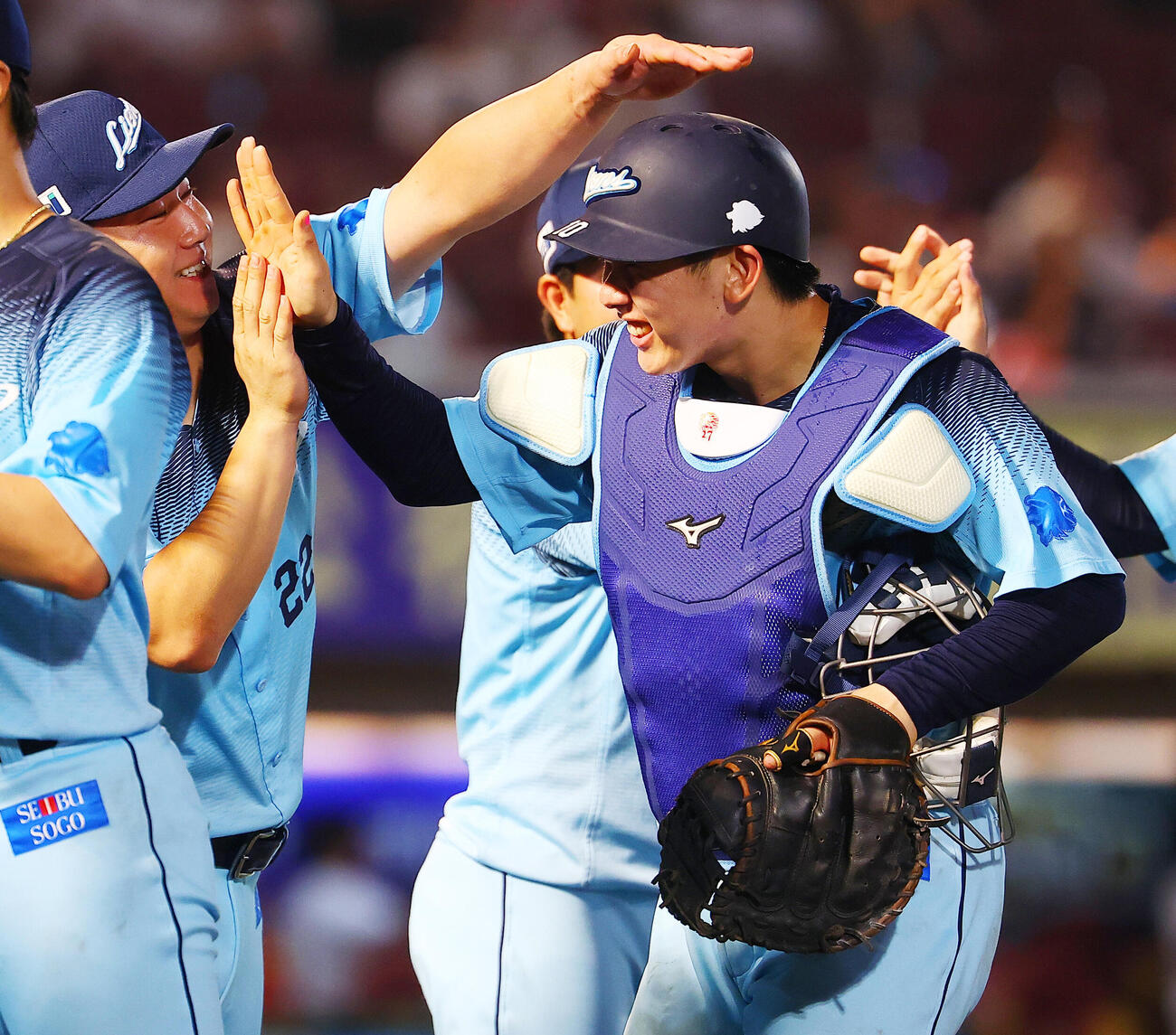 楽天対西武　ハイタッチで勝利を喜ぶ西武小島大河（撮影・野上伸悟）