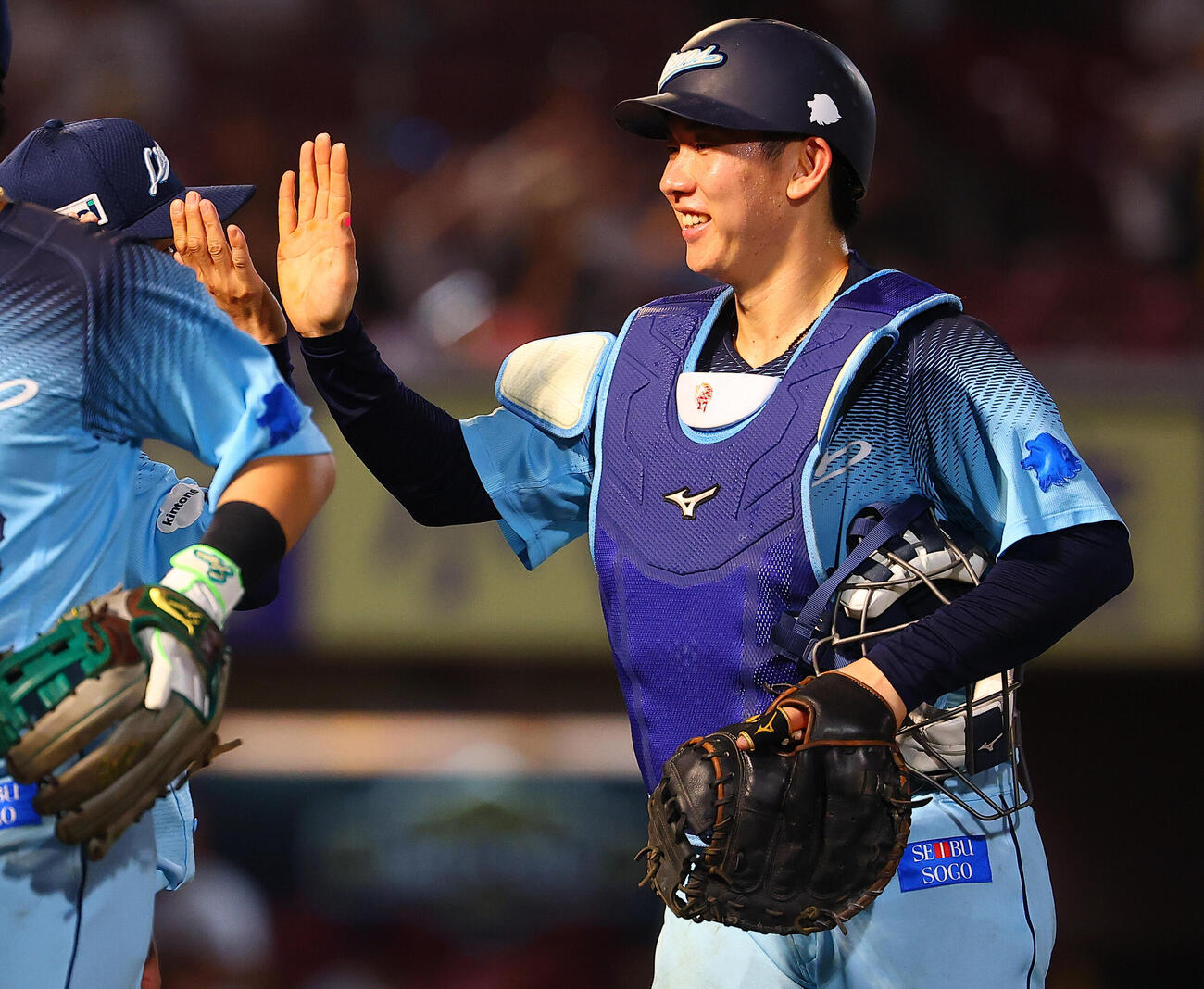 楽天対西武　ハイタッチで勝利を喜ぶ西武小島大河（撮影・野上伸悟）