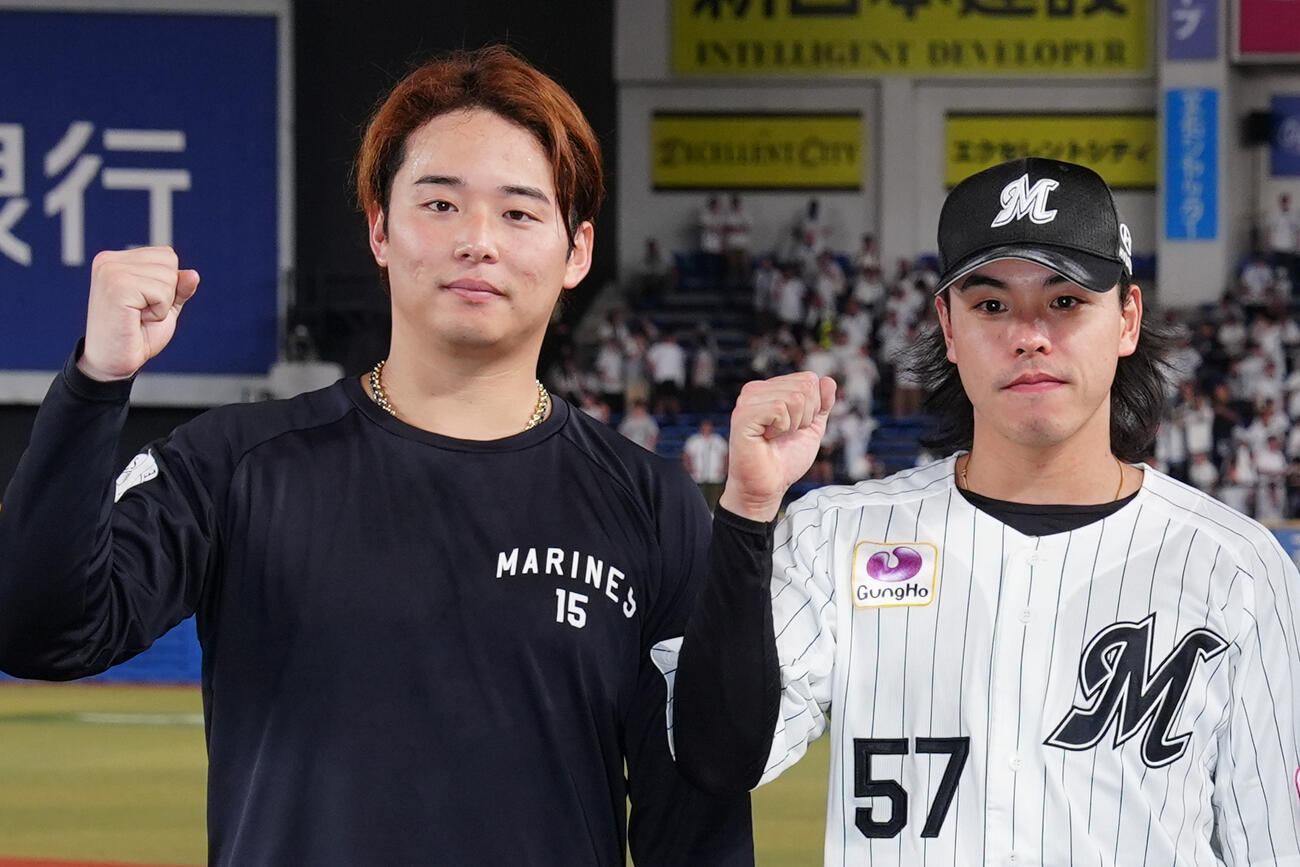 ロッテ対日本ハム　試合後、写真に納まるロッテ横山陸人（左）と小川龍成（撮影・江口和貴）