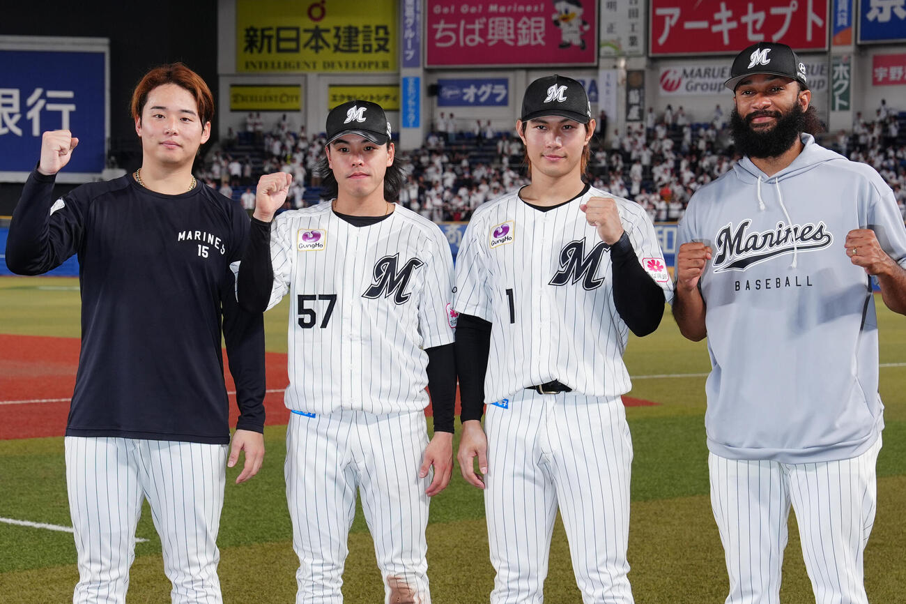 ロッテ対日本ハム　試合後、写真に納まるロッテの選手たち。左から横山陸人、小川龍成、藤原恭大、アンドレ・ジャクソン（撮影・江口和貴）