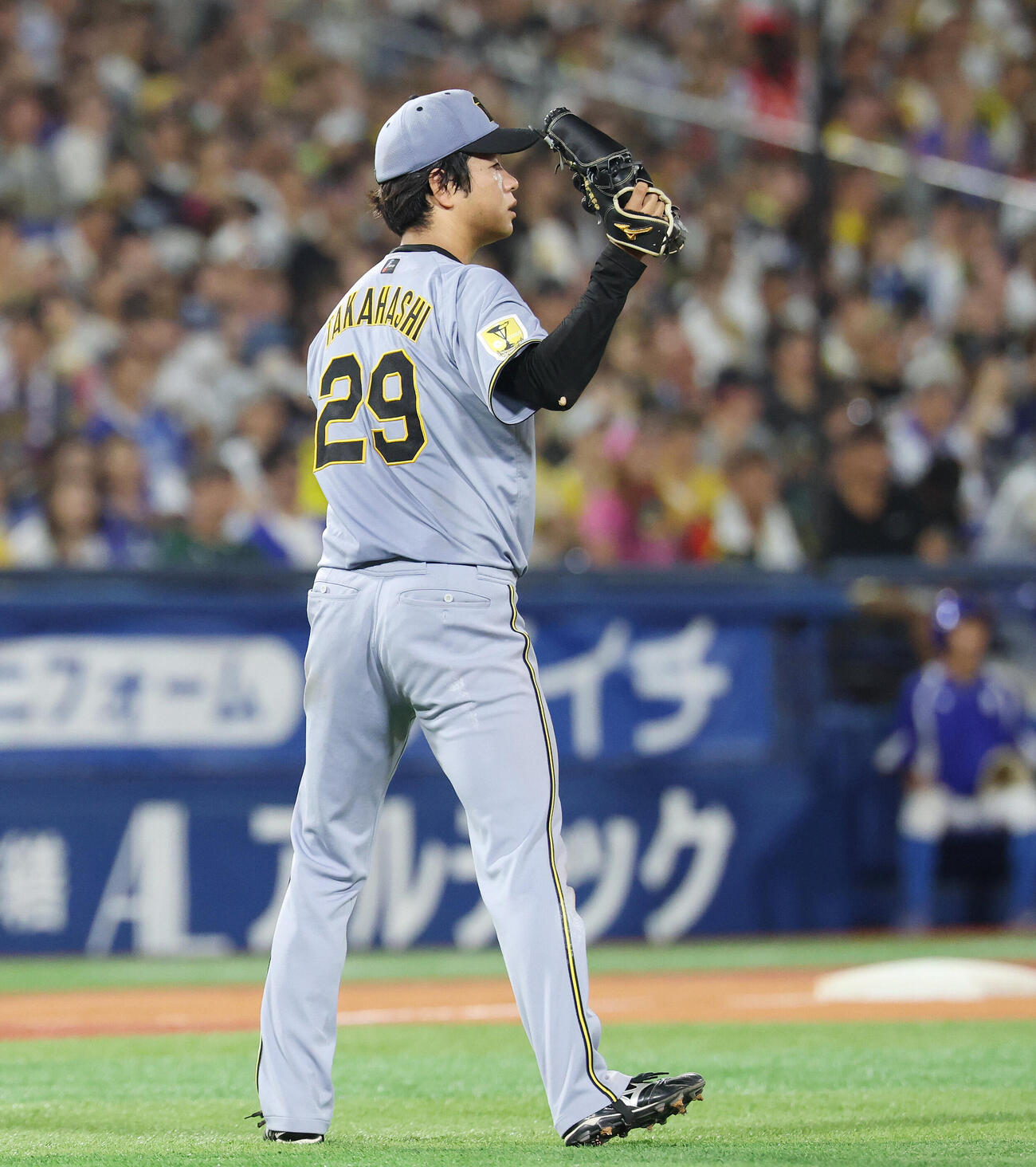 DeNA対阪神　5回裏DeNA2死一、三塁、ヘラル・エンカーナシオンを右飛に打ち取った高橋遥人（撮影・宮地輝）