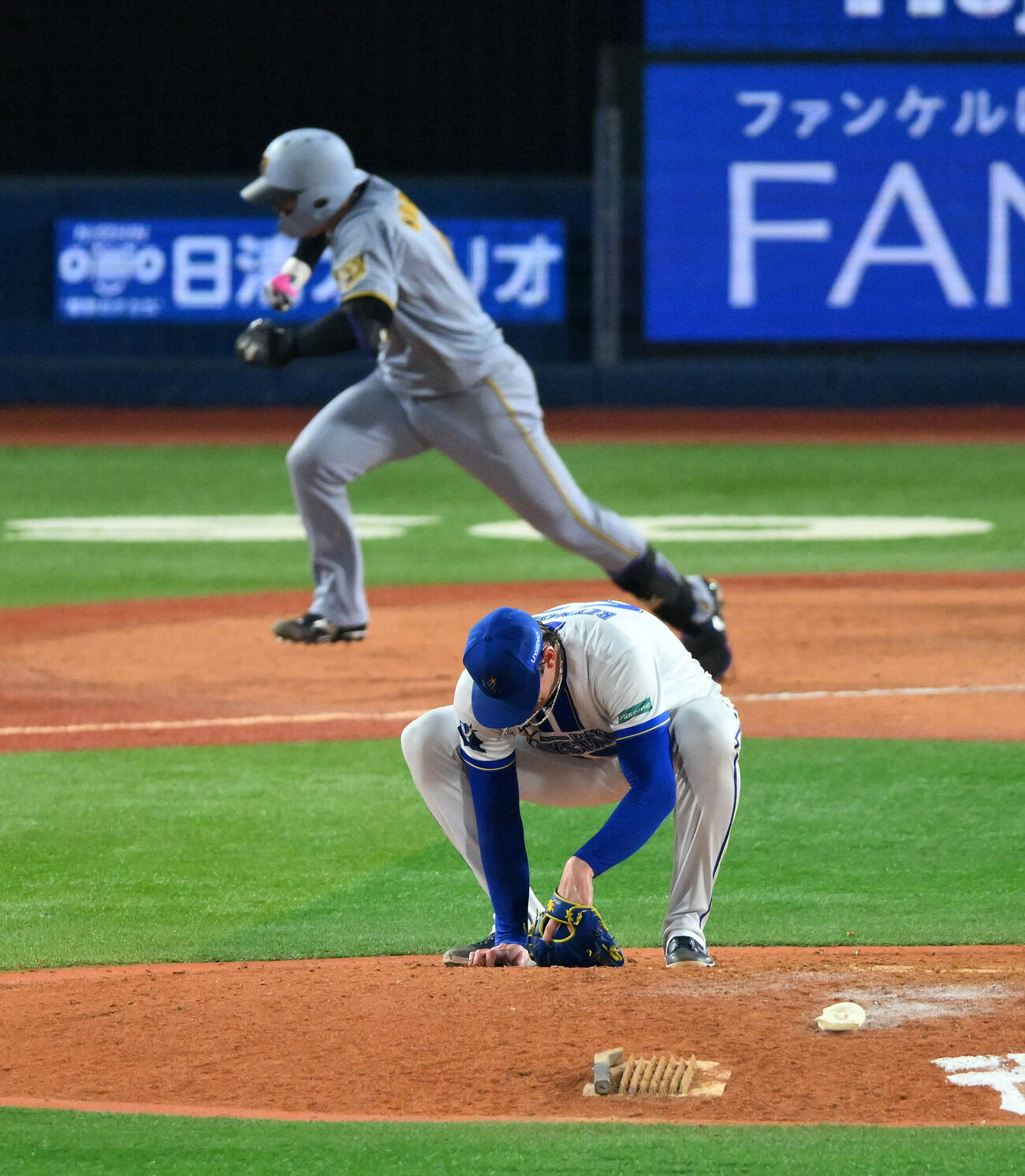 DeNA対阪神　9回表阪神2死二、三塁、森下翔太（後方）に2点適時打を許ししゃがみ込むショーン・レイノルズ（撮影・滝沢徹郎）