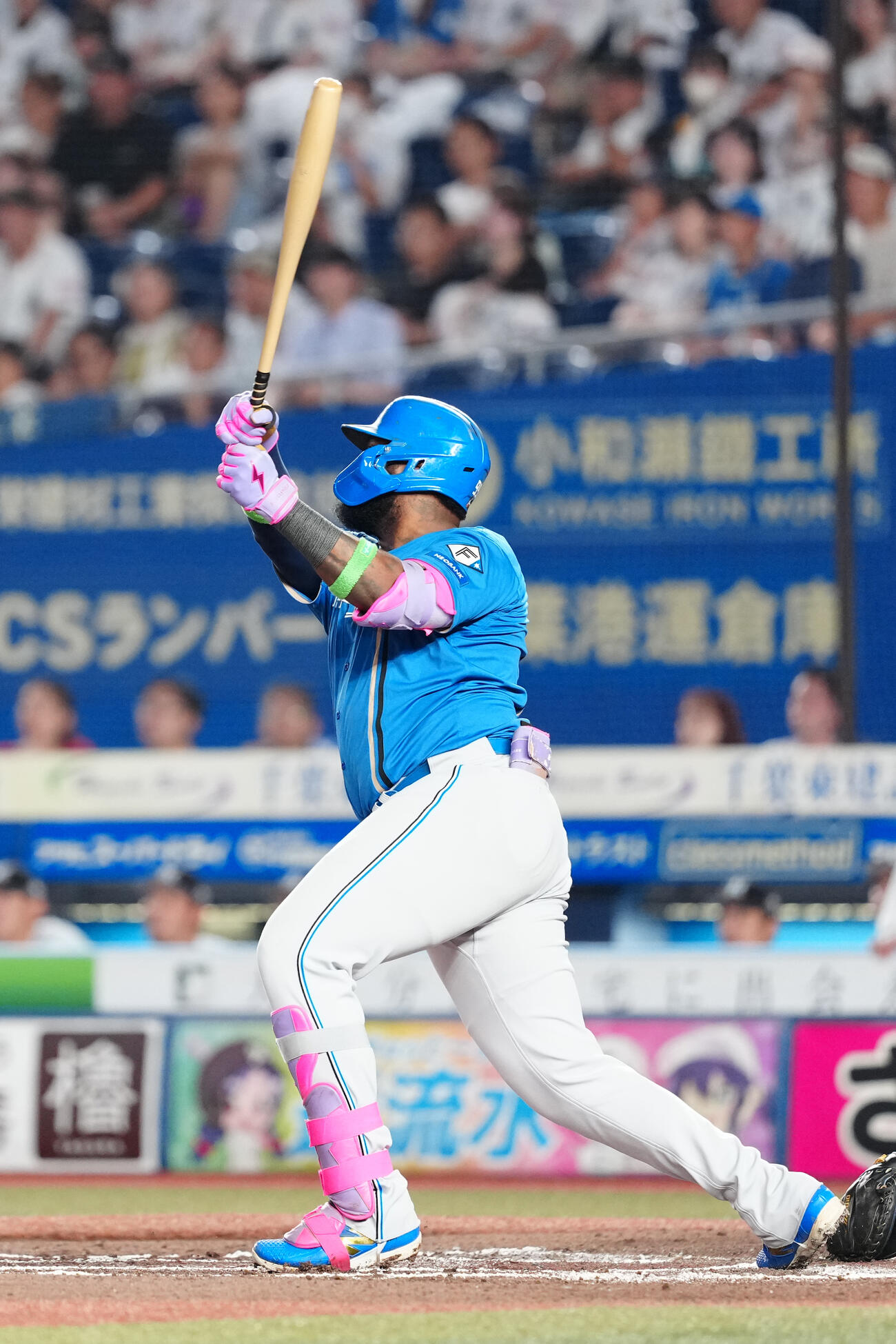ロッテ対日本ハム　6回表日本ハム2死一塁、2点本塁打を放つフランミル・レイエス（撮影・江口和貴）