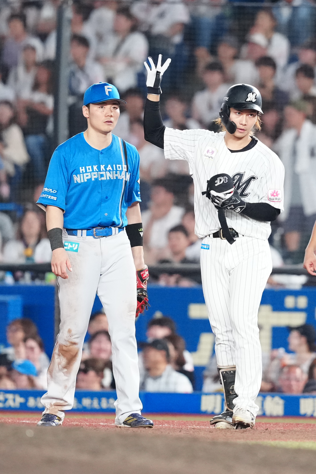 ロッテ対日本ハム　7回裏ロッテ2死、右前打を放った藤原恭大。左は一塁手清宮幸太郎（撮影・江口和貴）