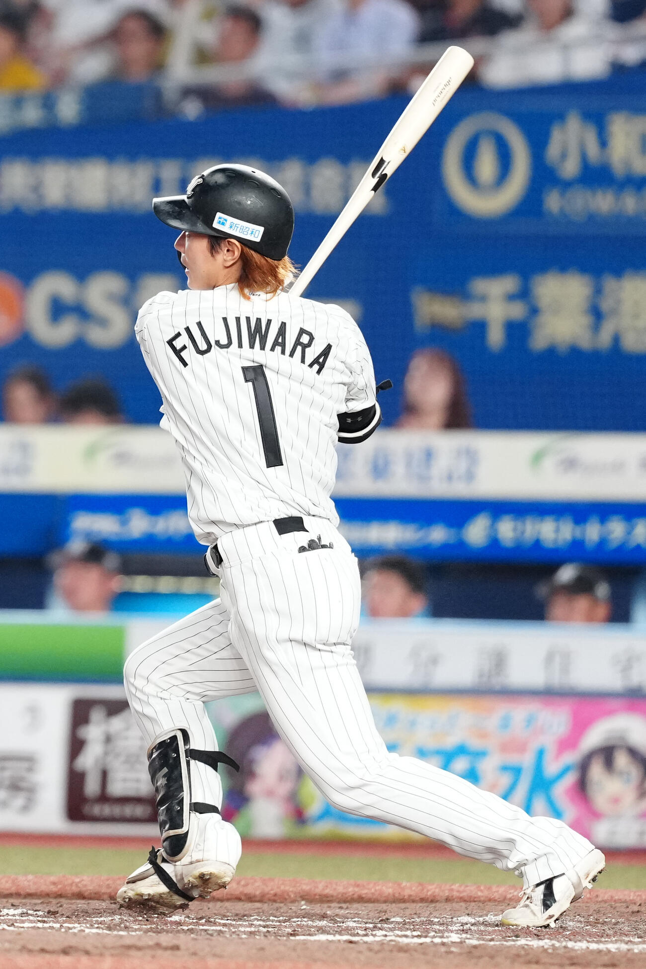 ロッテ対日本ハム　7回裏ロッテ2死、右前打を放つ藤原恭大（撮影・江口和貴）