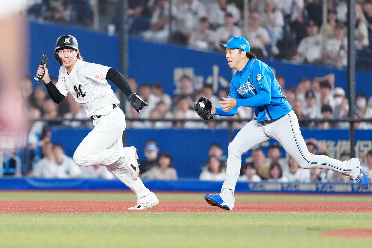 ロッテ対日本ハム　7回裏ロッテ2死一塁、けん制で挟まれ、タッチアウトとなった走者藤原恭大。右は宮西尚生（撮影・江口和貴）