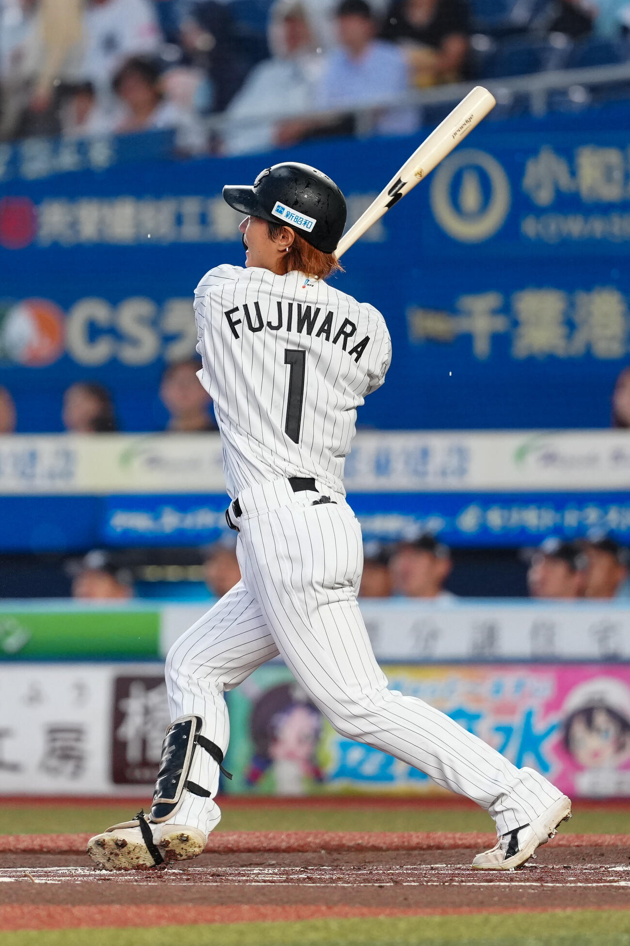 ロッテ対日本ハム　1回裏ロッテ無死、先頭打者本塁打を放つ藤原恭大（撮影・江口和貴）