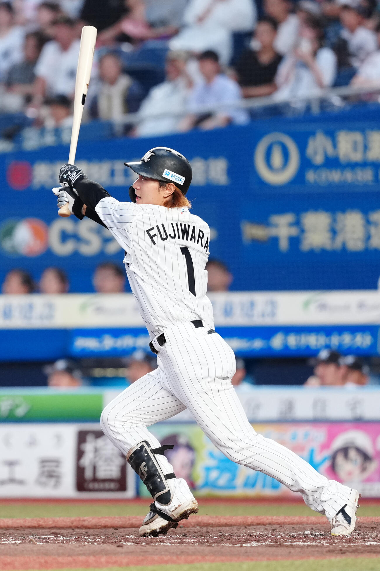 ロッテ対日本ハム　3回裏ロッテ1死、二塁打を放つ藤原恭大（撮影・江口和貴）
