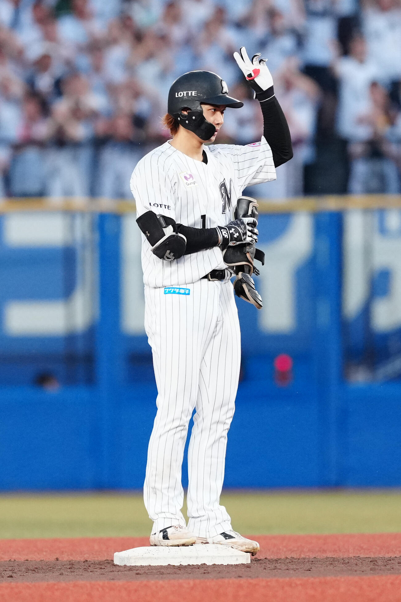 ロッテ対日本ハム　3回裏ロッテ1死、二塁打を放った藤原恭大（撮影・江口和貴）