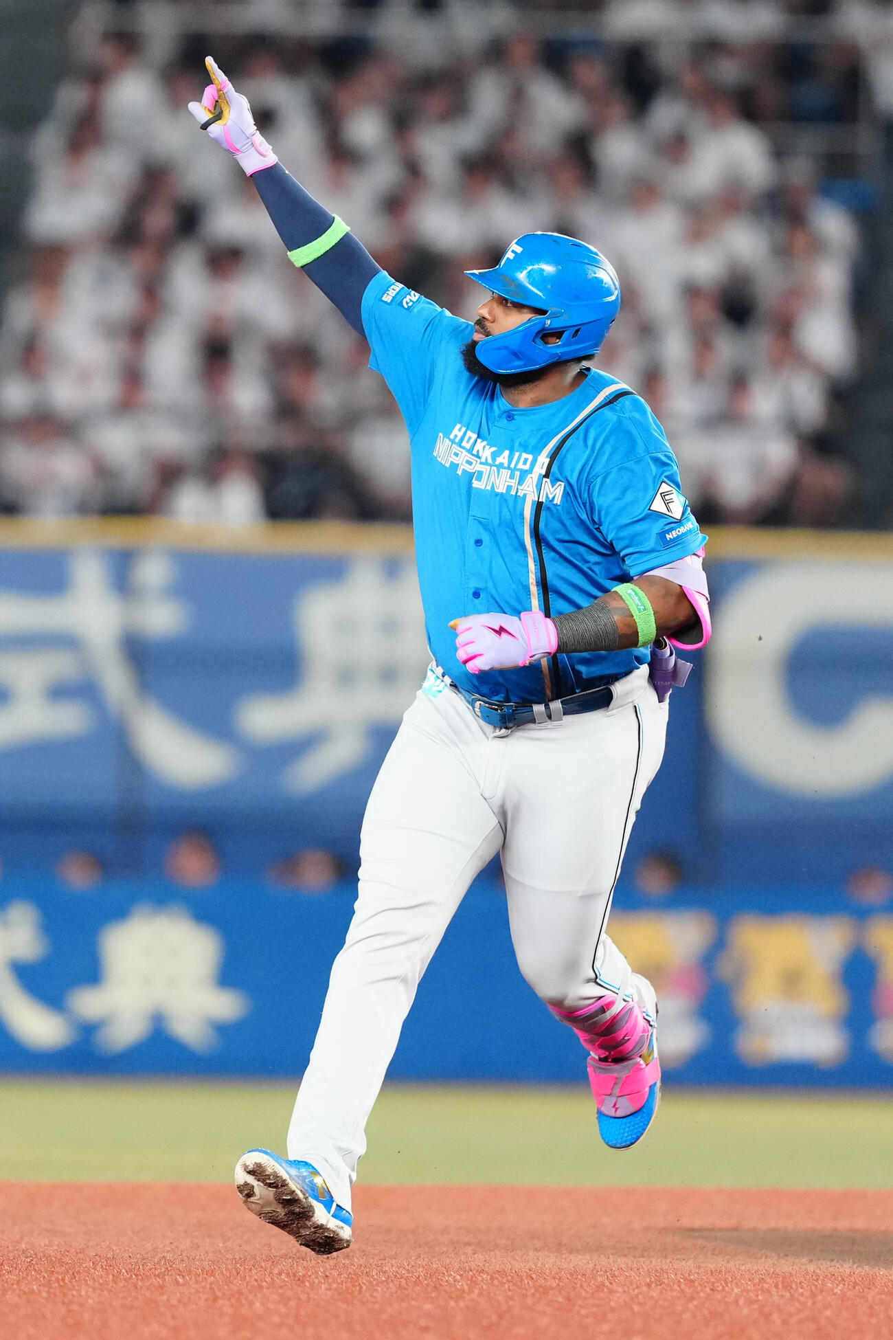 ロッテ対日本ハム　6回表日本ハム2死一塁、2点本塁打を放ち、ダイヤモンドを1周するフランミル・レイエス（撮影・江口和貴）