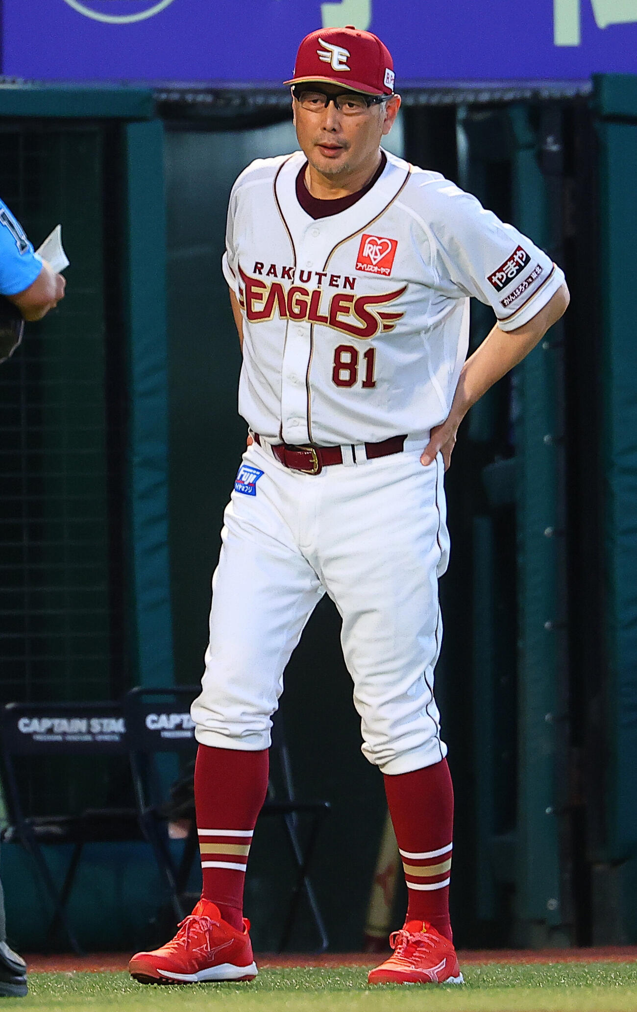 楽天対西武　選手交代を告げる楽天吉井理人監督（撮影・野上伸悟）