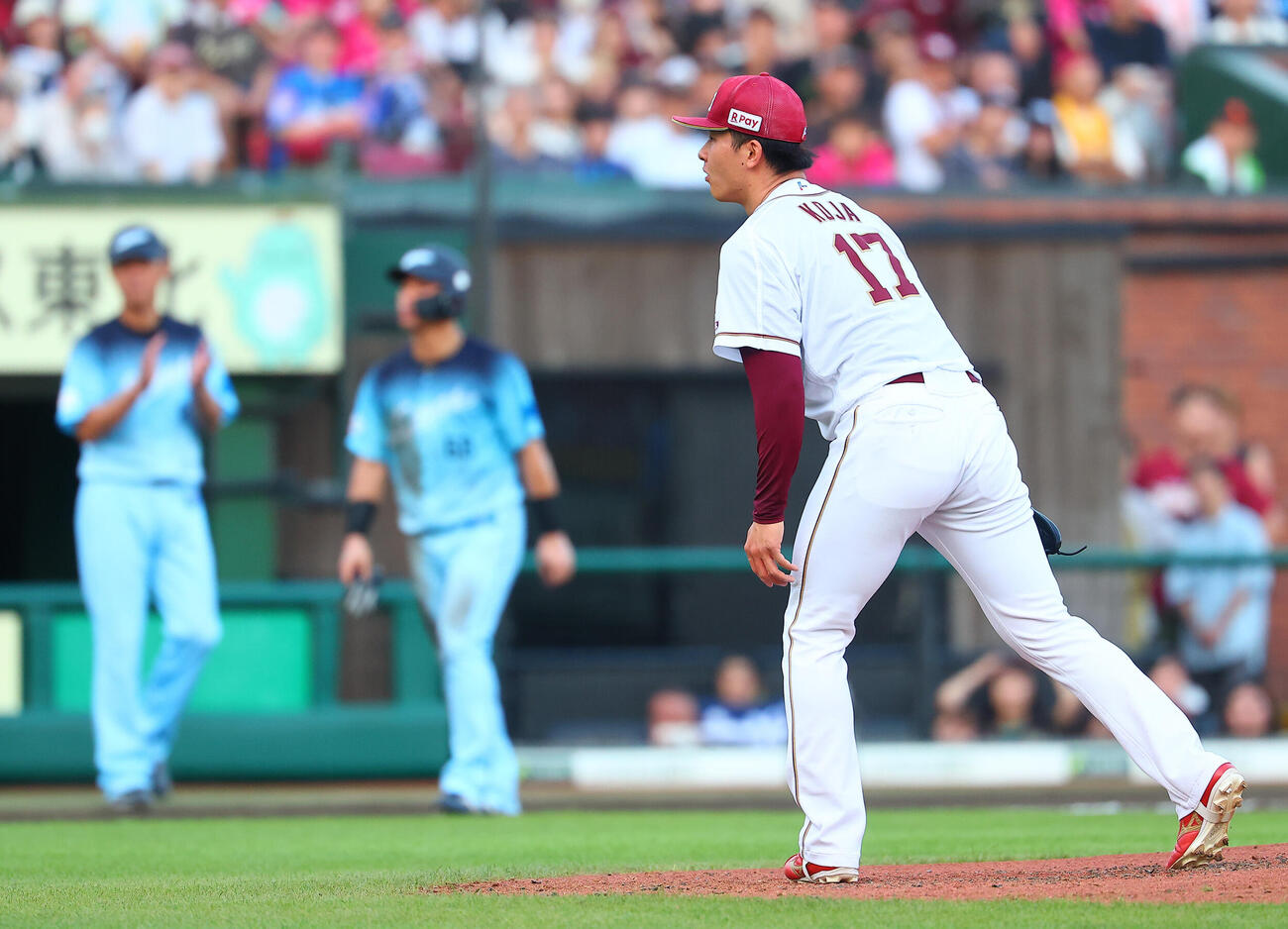 楽天対西武　5回表西武2死満塁、古賀悠斗に押し出し四球を与える古謝樹（撮影・野上伸悟）